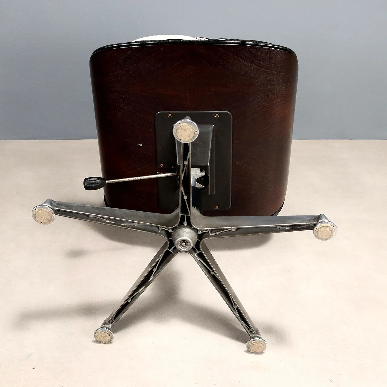 Poltrona con gambe in metallo, seduta in pelle e scocca in legno, '900 8