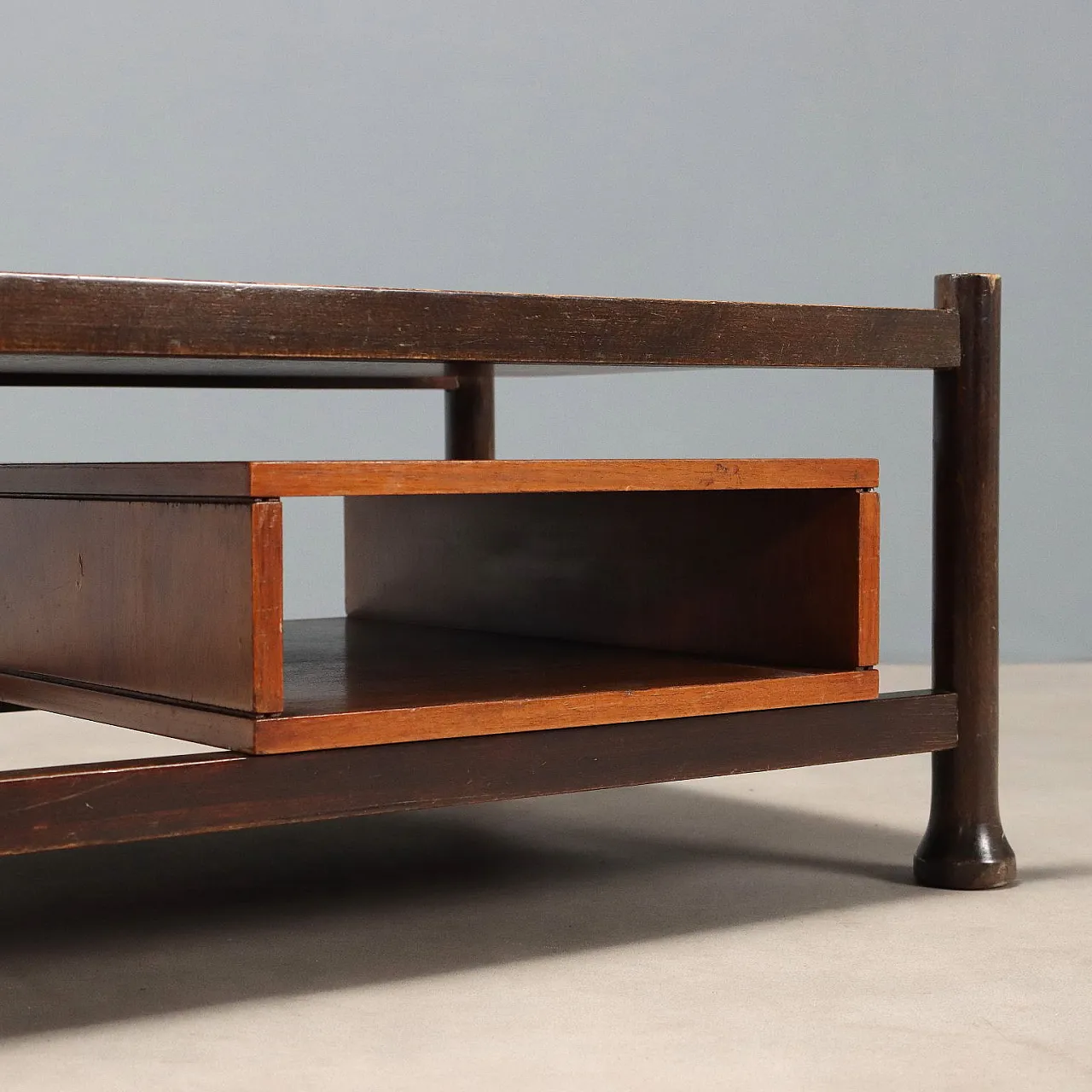 Tavolino legno massello e piano impiallacciato in legno esotico, '900 3