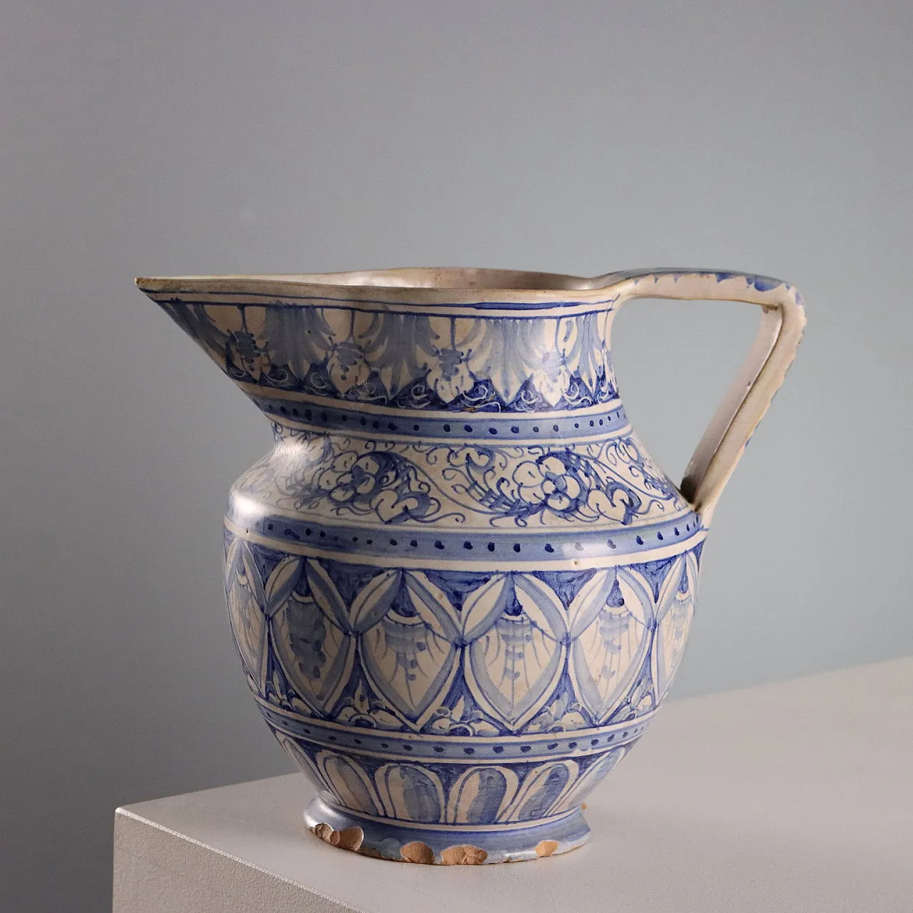 Flat handle majolica pharmacy pourer, 20th century 3