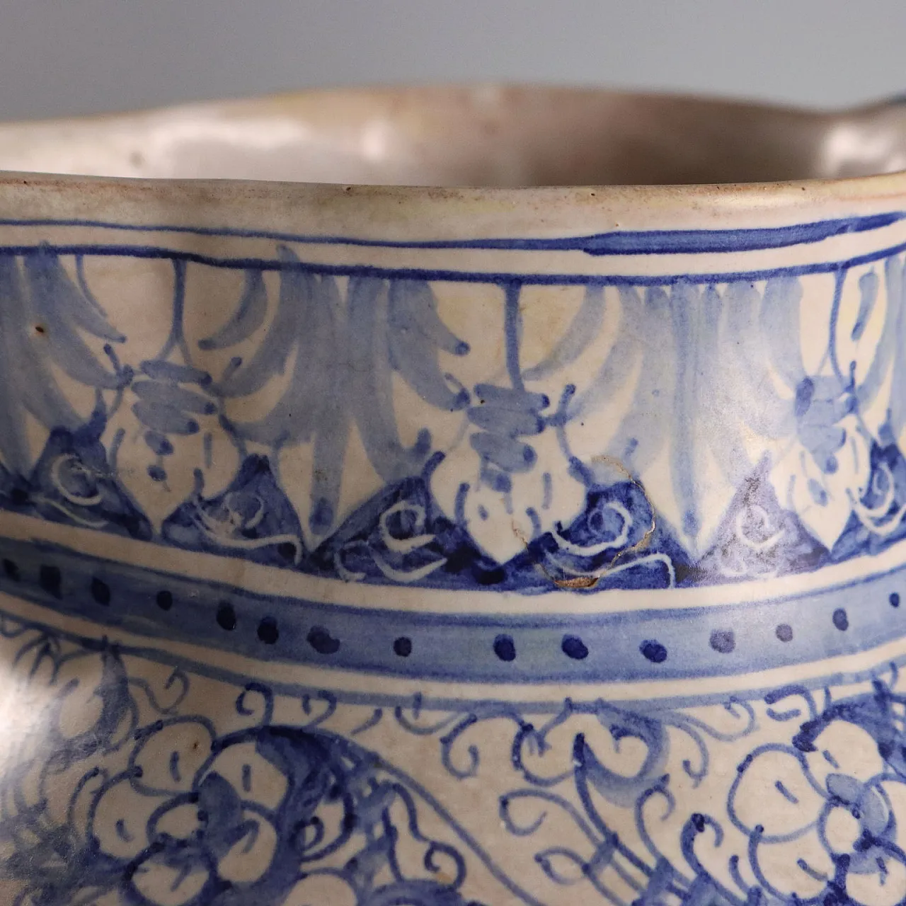 Flat handle majolica pharmacy pourer, 20th century 4