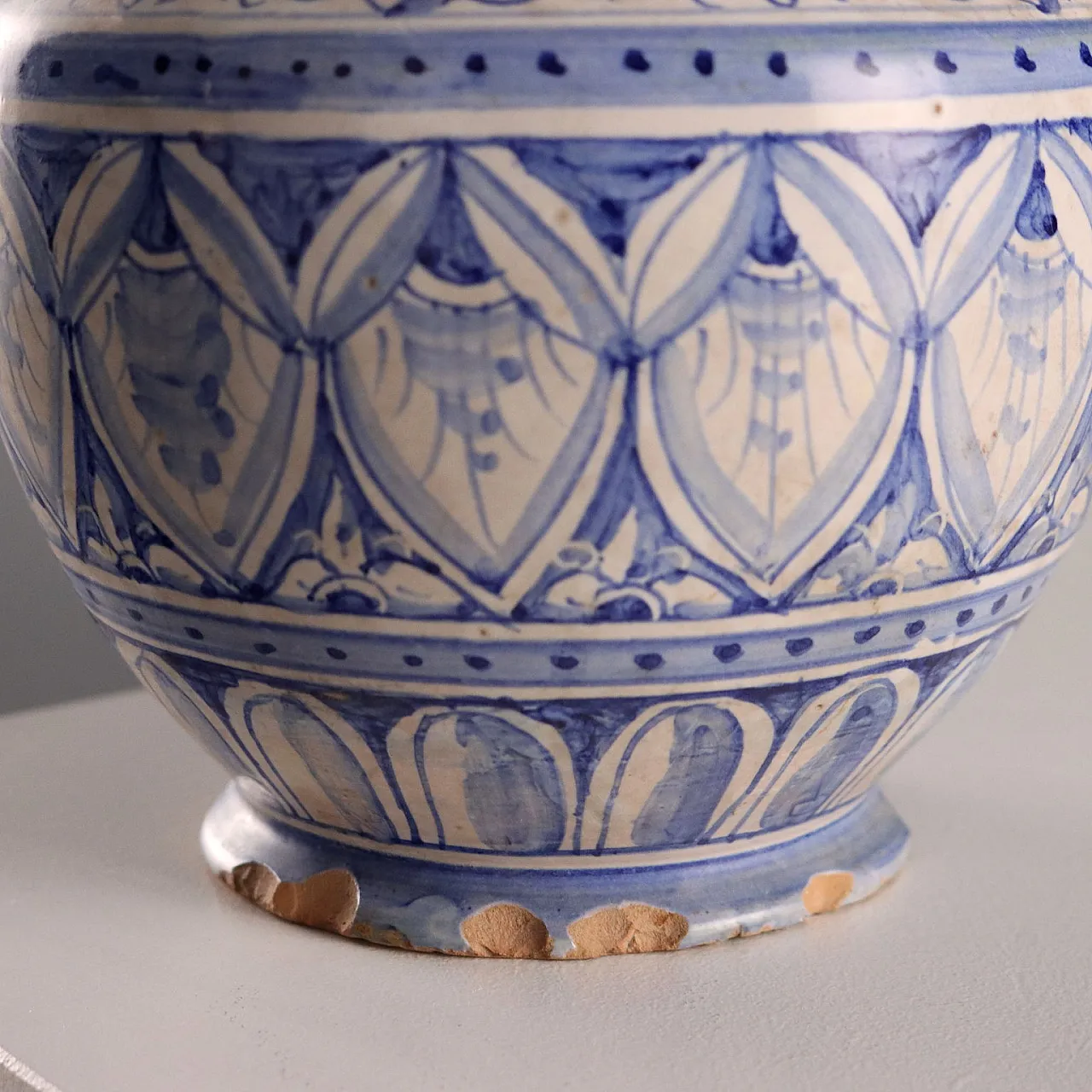 Flat handle majolica pharmacy pourer, 20th century 6