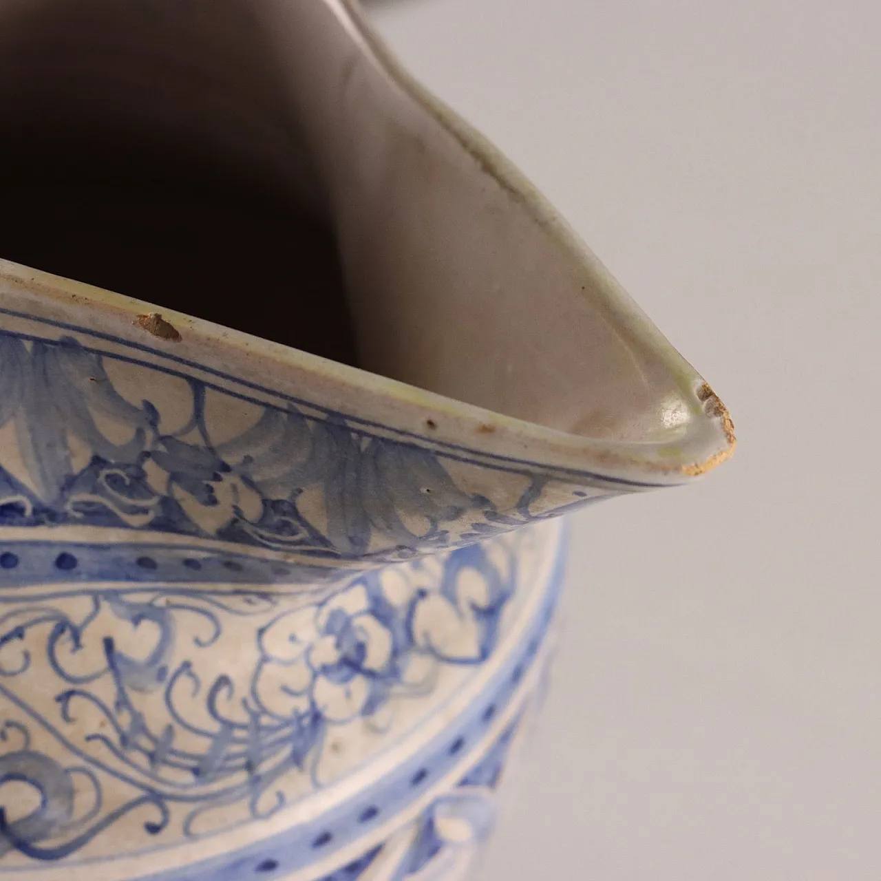 Flat handle majolica pharmacy pourer, 20th century 9