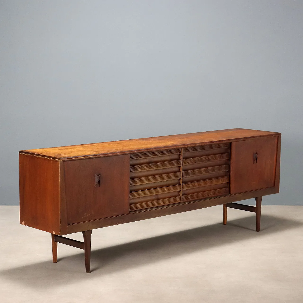 Credenza impiallacciata in teak con ante e cassetti a battente, '900 1