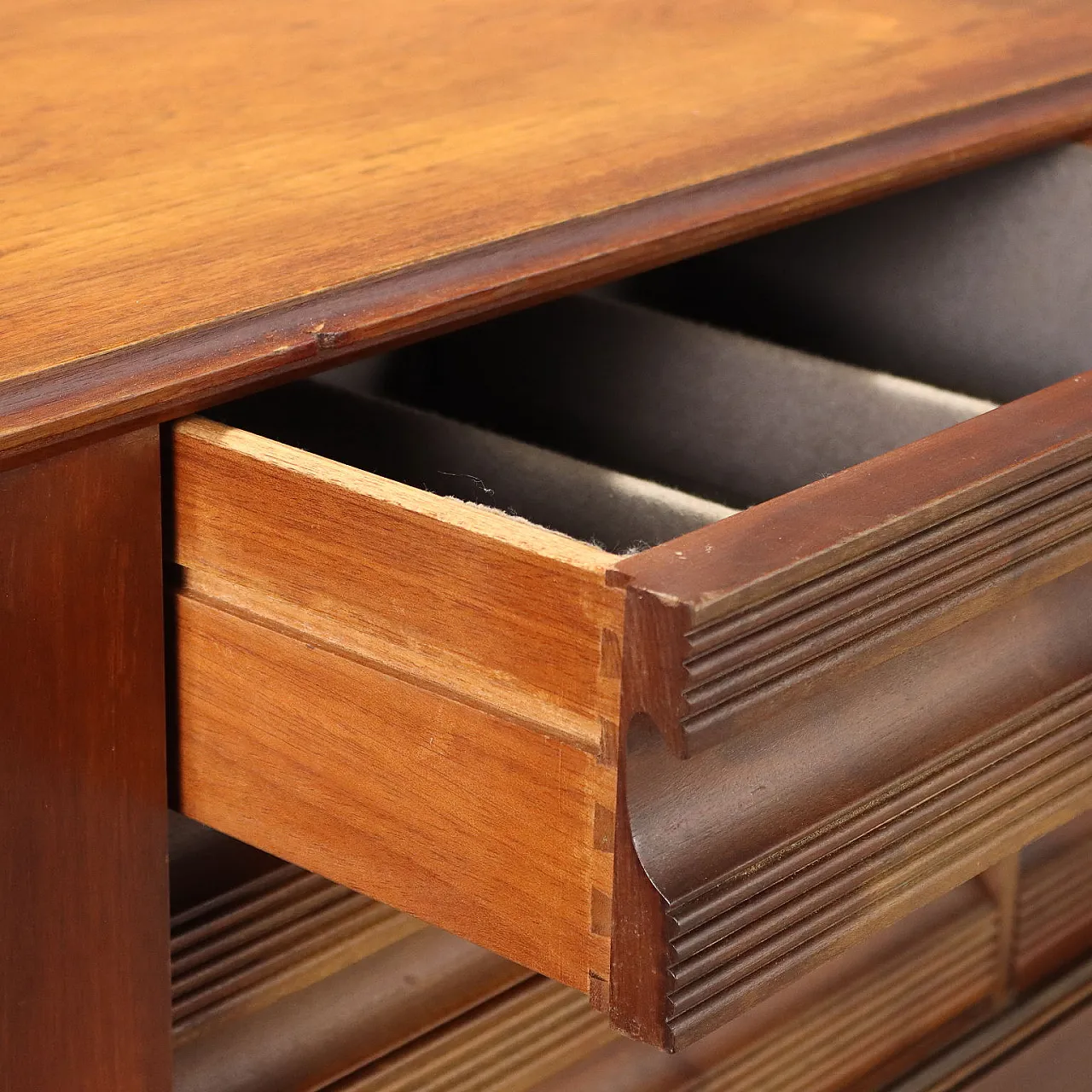 Credenza impiallacciata in teak con ante e cassetti a battente, '900 6
