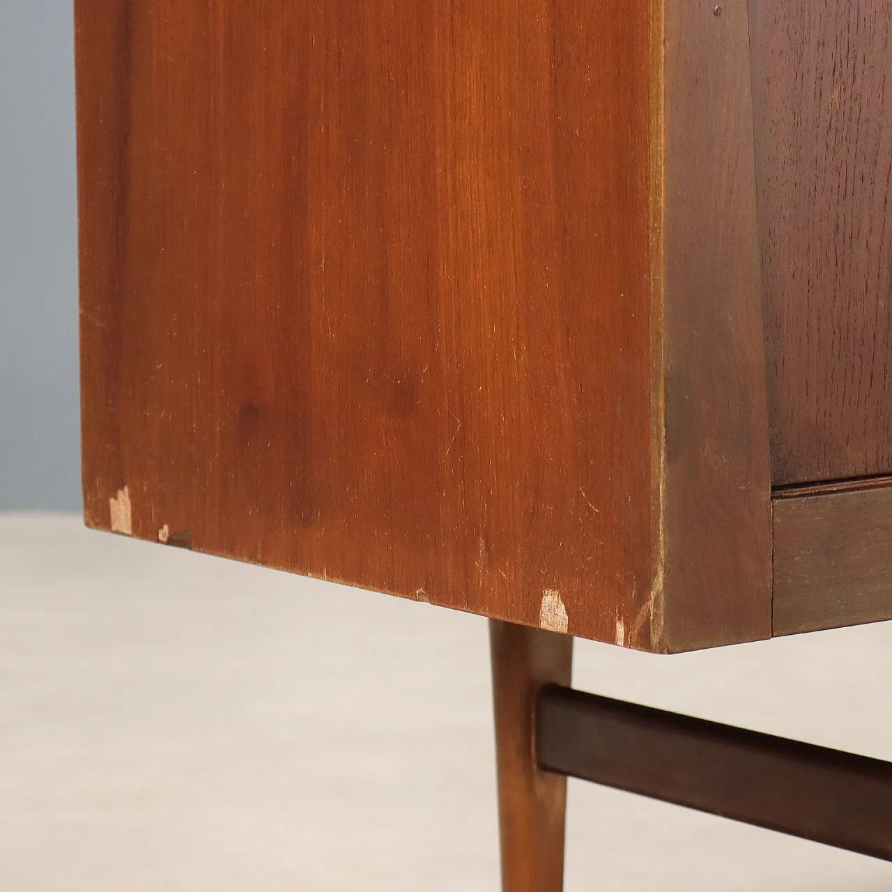 Credenza impiallacciata in teak con ante e cassetti a battente, '900 9