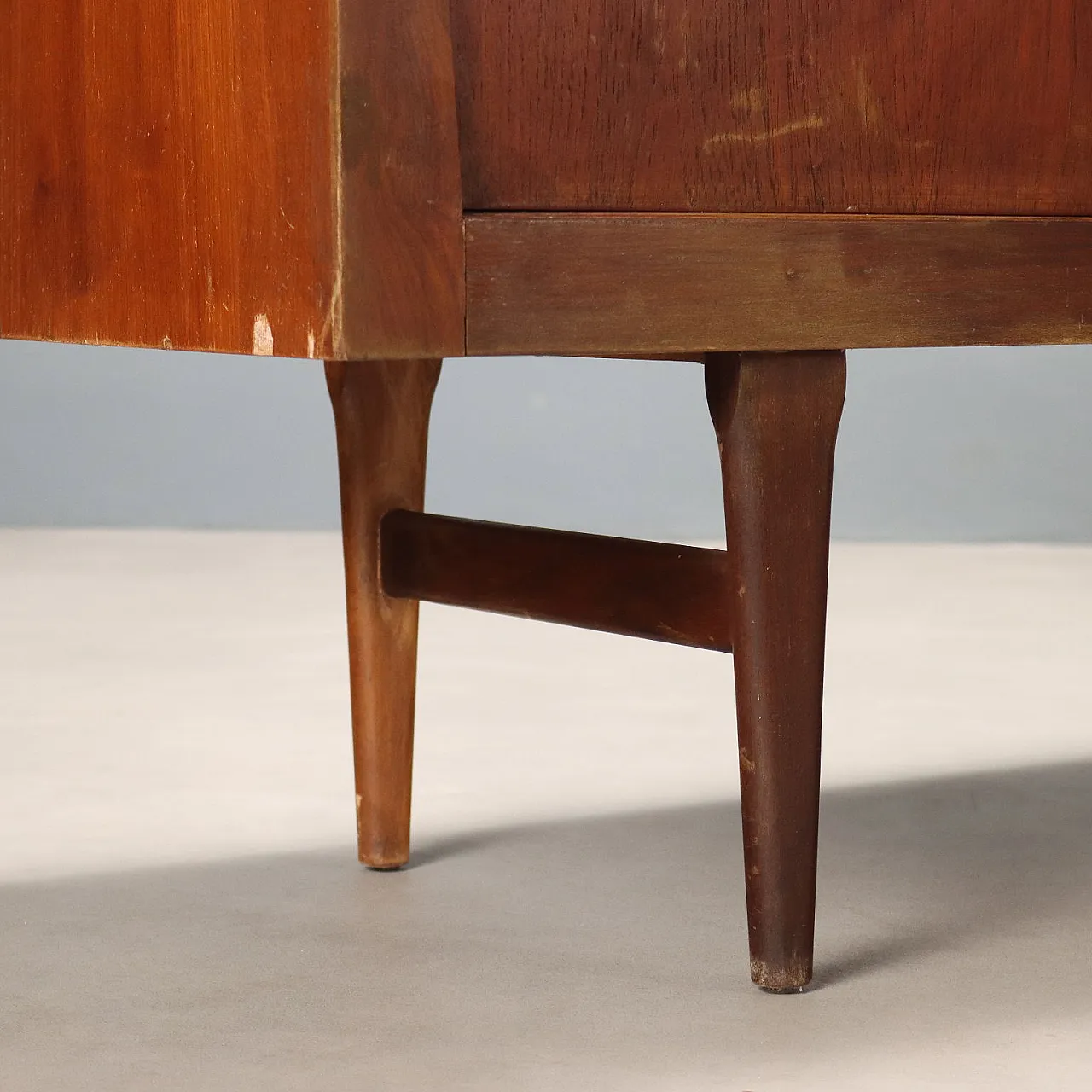 Credenza impiallacciata in teak con ante e cassetti a battente, '900 10