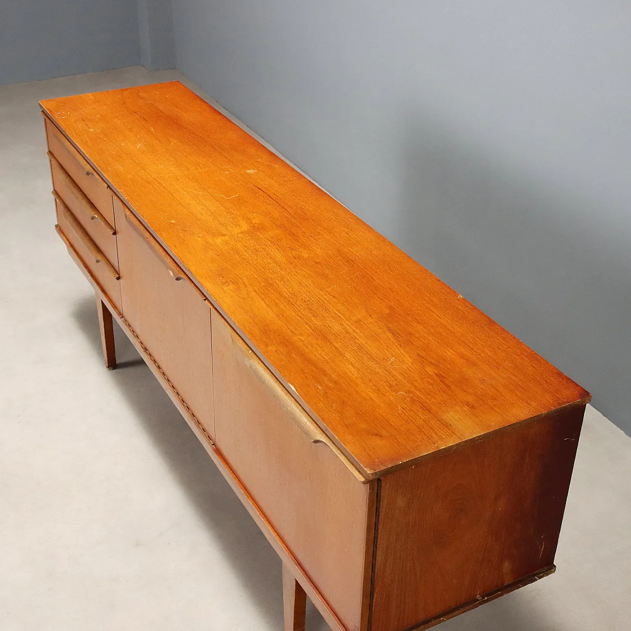 Credenza impiallacciata in teak con ante a ribalta e cassetti, '900 10
