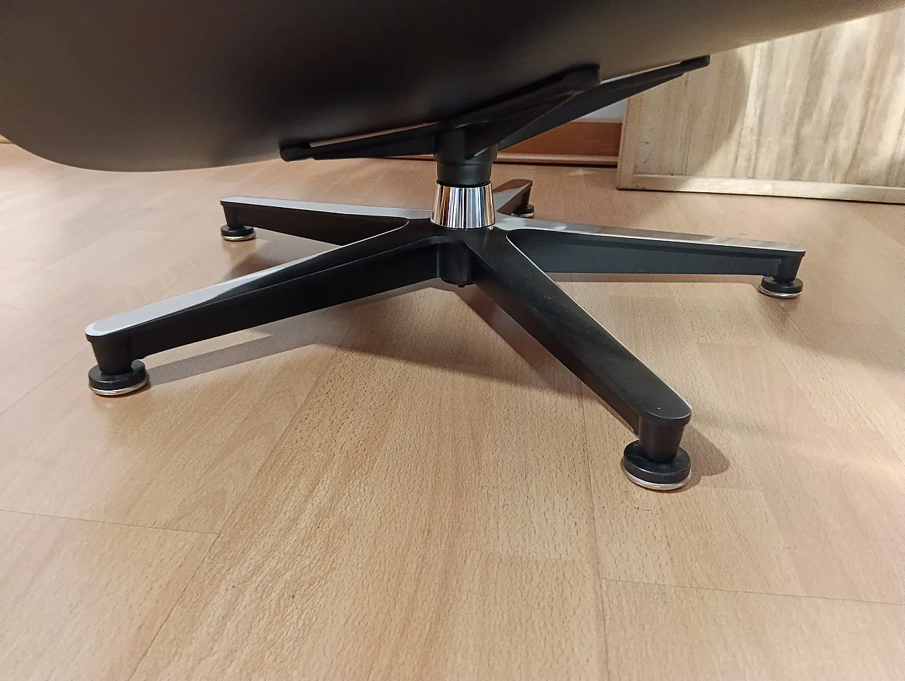 Poltrona e pouf in pelle di Charles & Ray Eames per Alivar, anni 2000 23