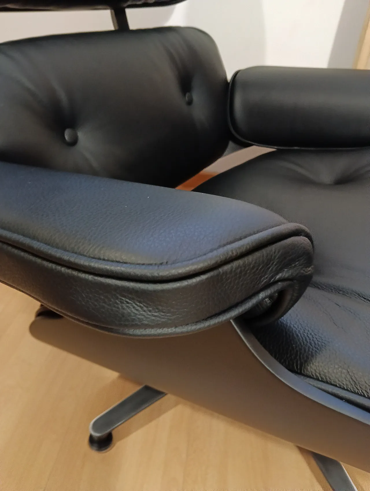 Poltrona e pouf in pelle di Charles & Ray Eames per Alivar, anni 2000 27