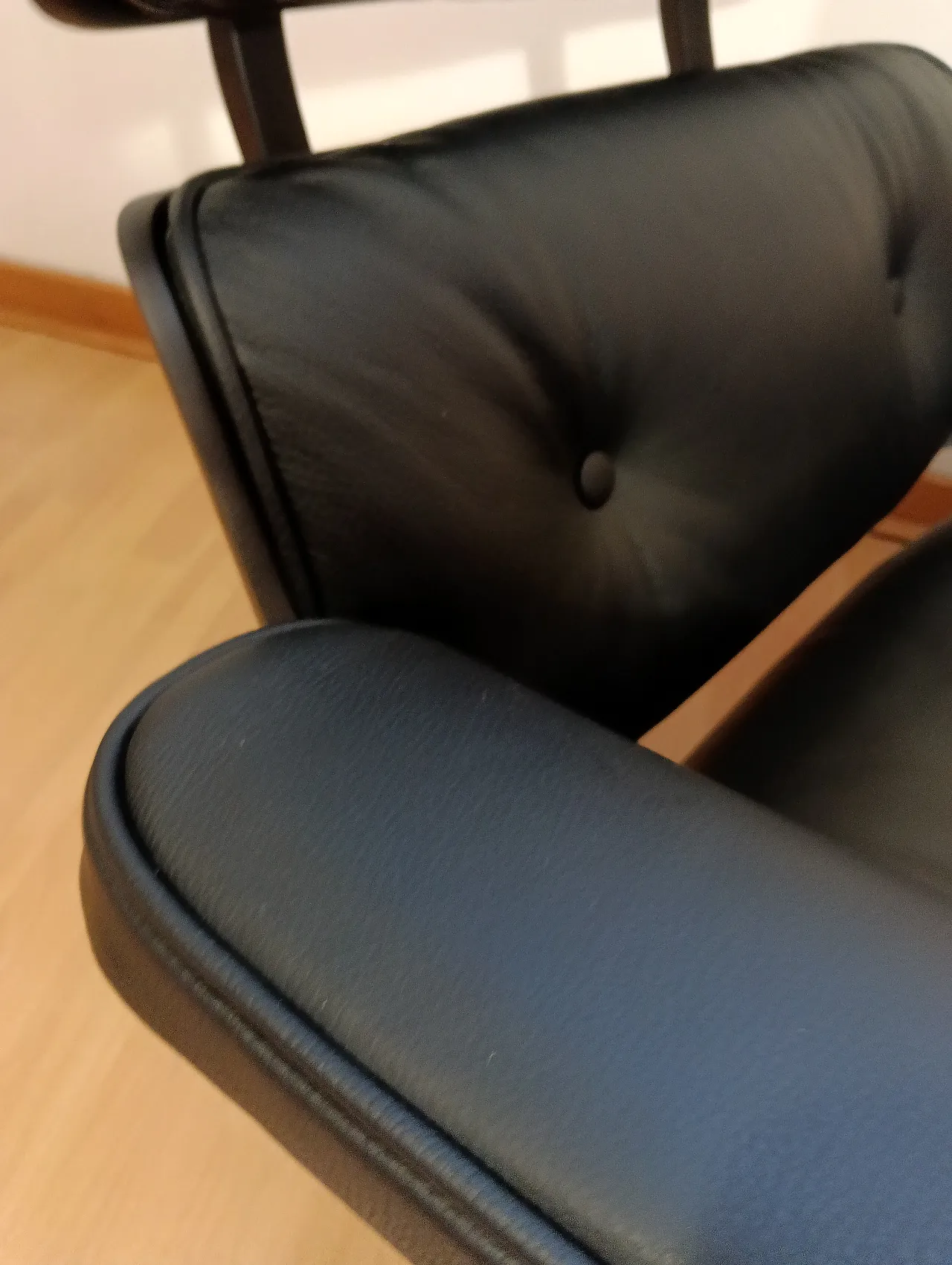 Poltrona e pouf in pelle di Charles & Ray Eames per Alivar, anni 2000 28