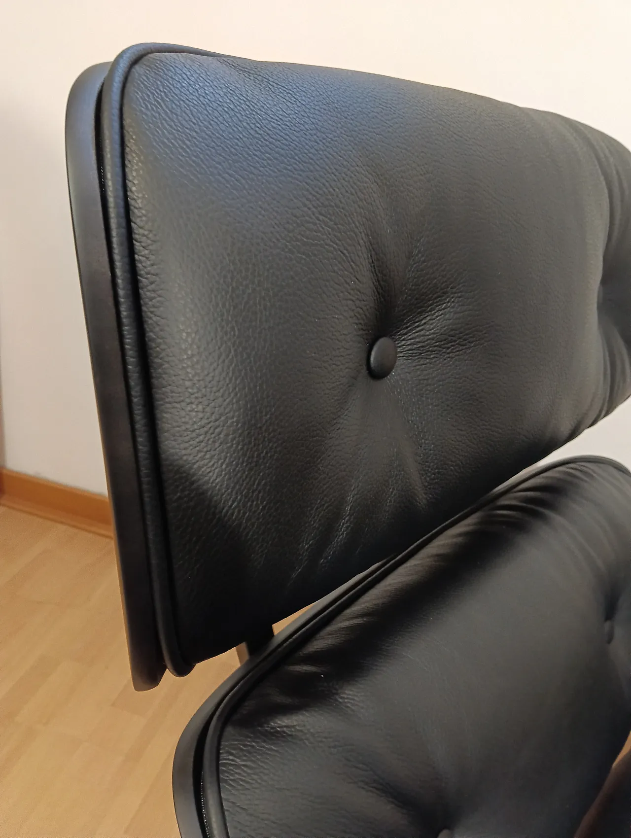 Poltrona e pouf in pelle di Charles & Ray Eames per Alivar, anni 2000 29