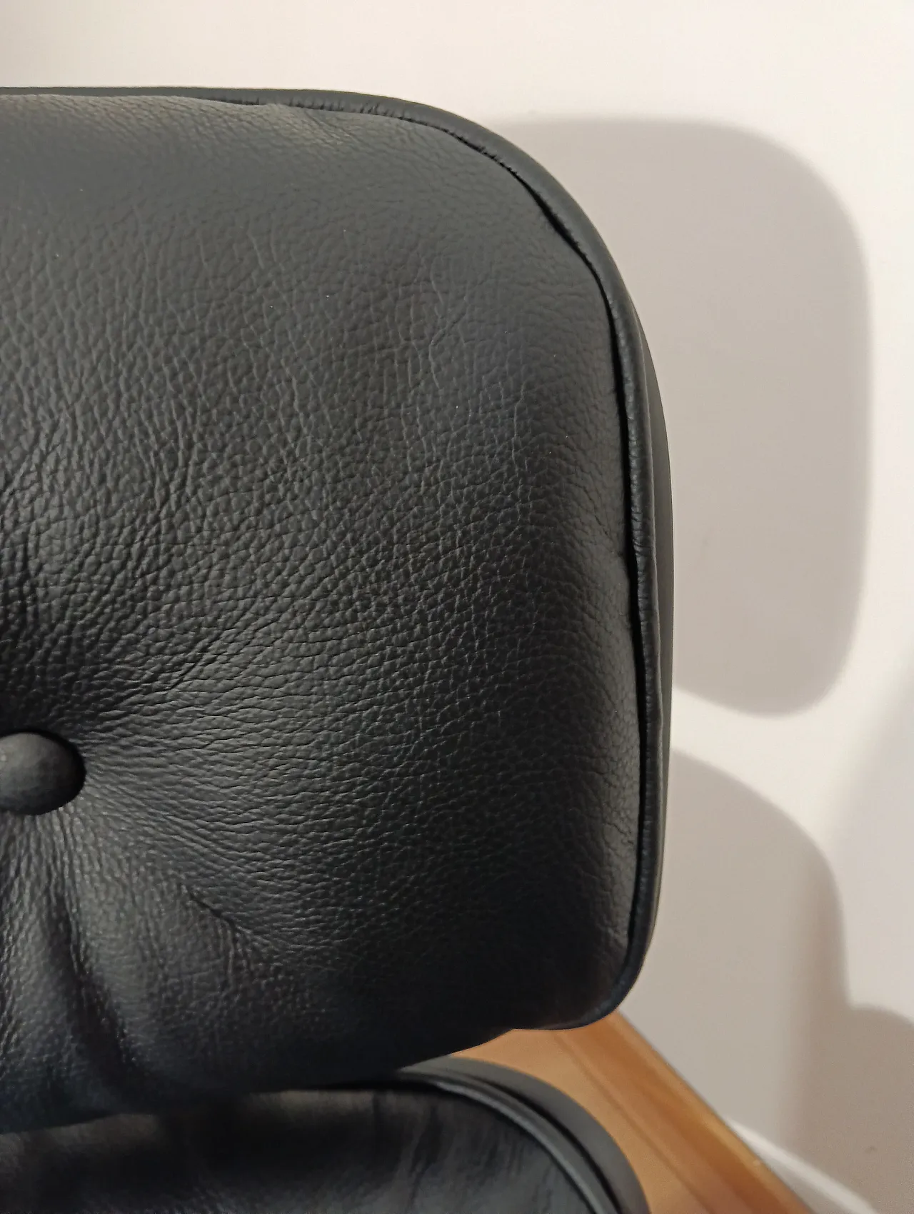 Poltrona e pouf in pelle di Charles & Ray Eames per Alivar, anni 2000 30