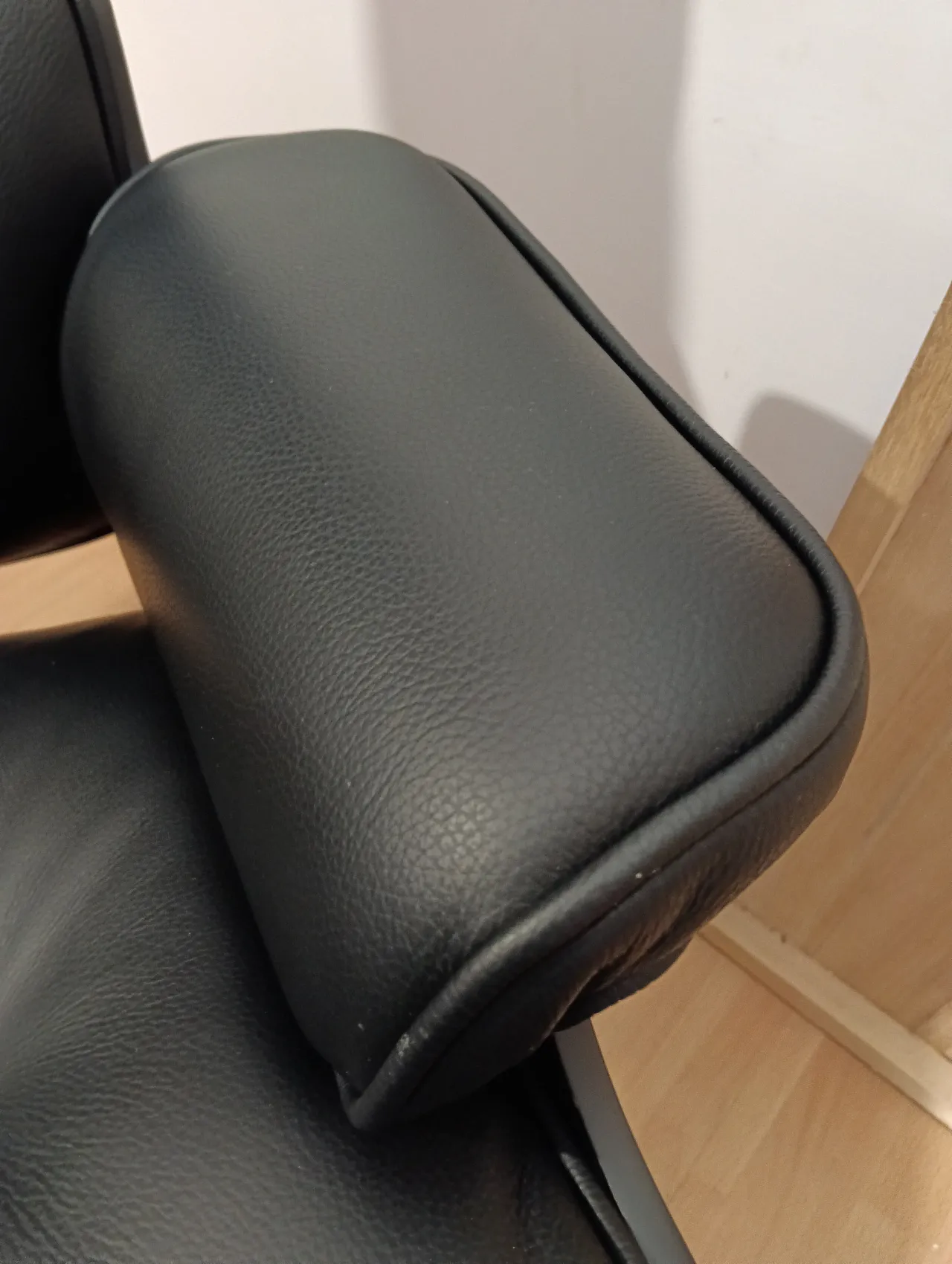 Poltrona e pouf in pelle di Charles & Ray Eames per Alivar, anni 2000 32