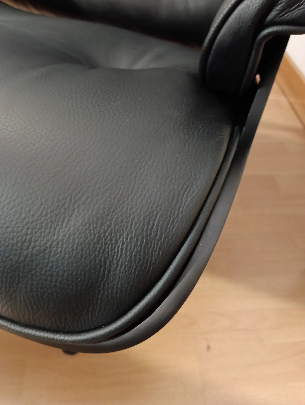 Poltrona e pouf in pelle di Charles & Ray Eames per Alivar, anni 2000 33