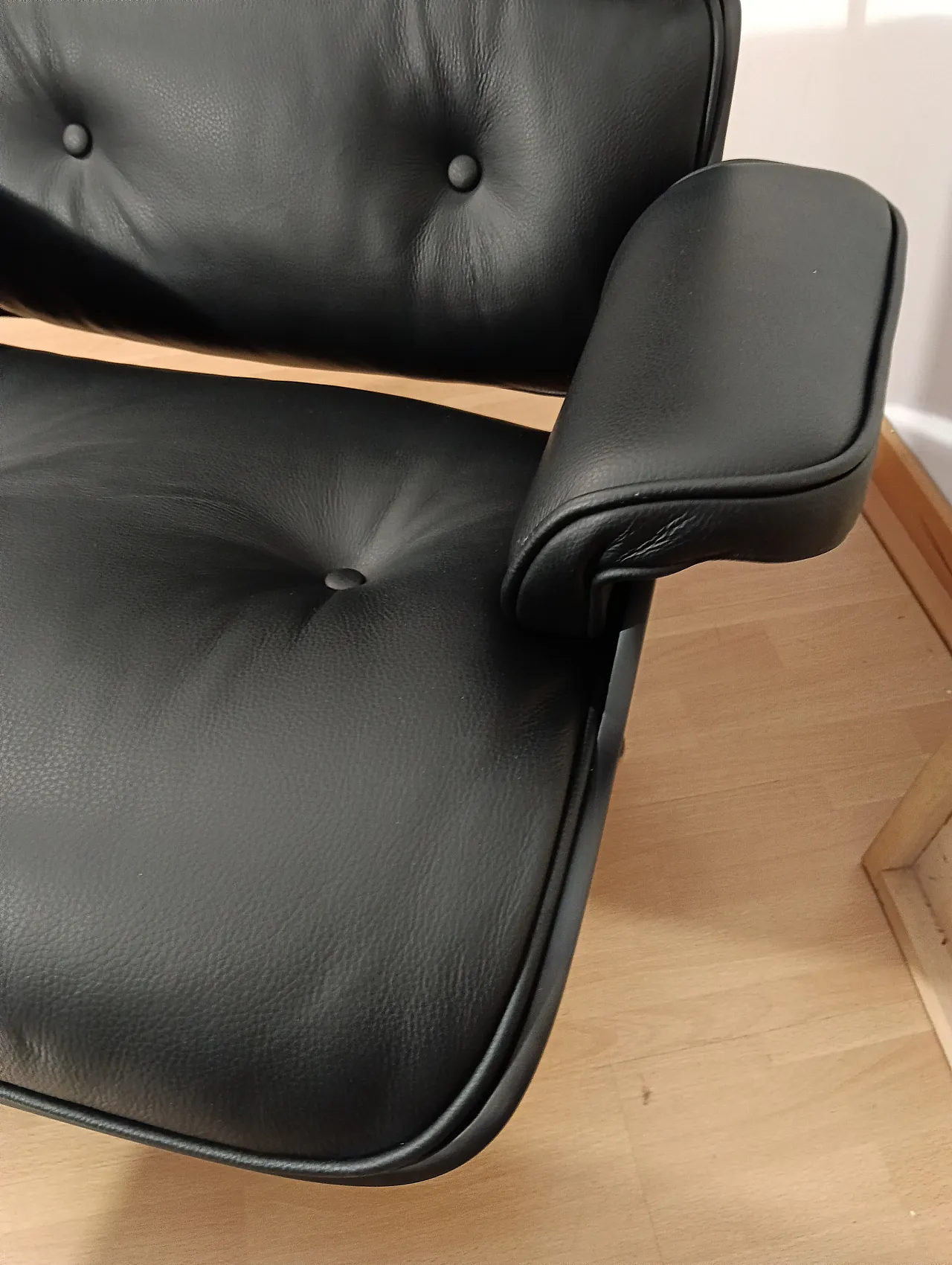 Poltrona e pouf in pelle di Charles & Ray Eames per Alivar, anni 2000 34