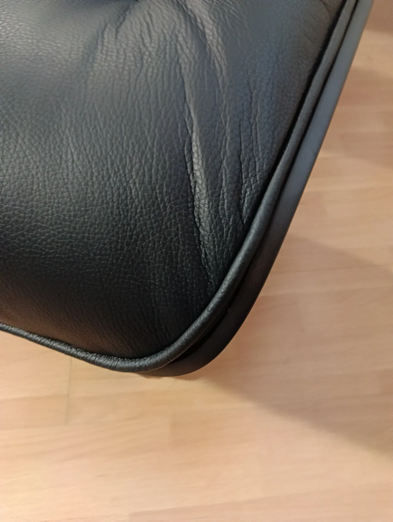 Poltrona e pouf in pelle di Charles & Ray Eames per Alivar, anni 2000 36