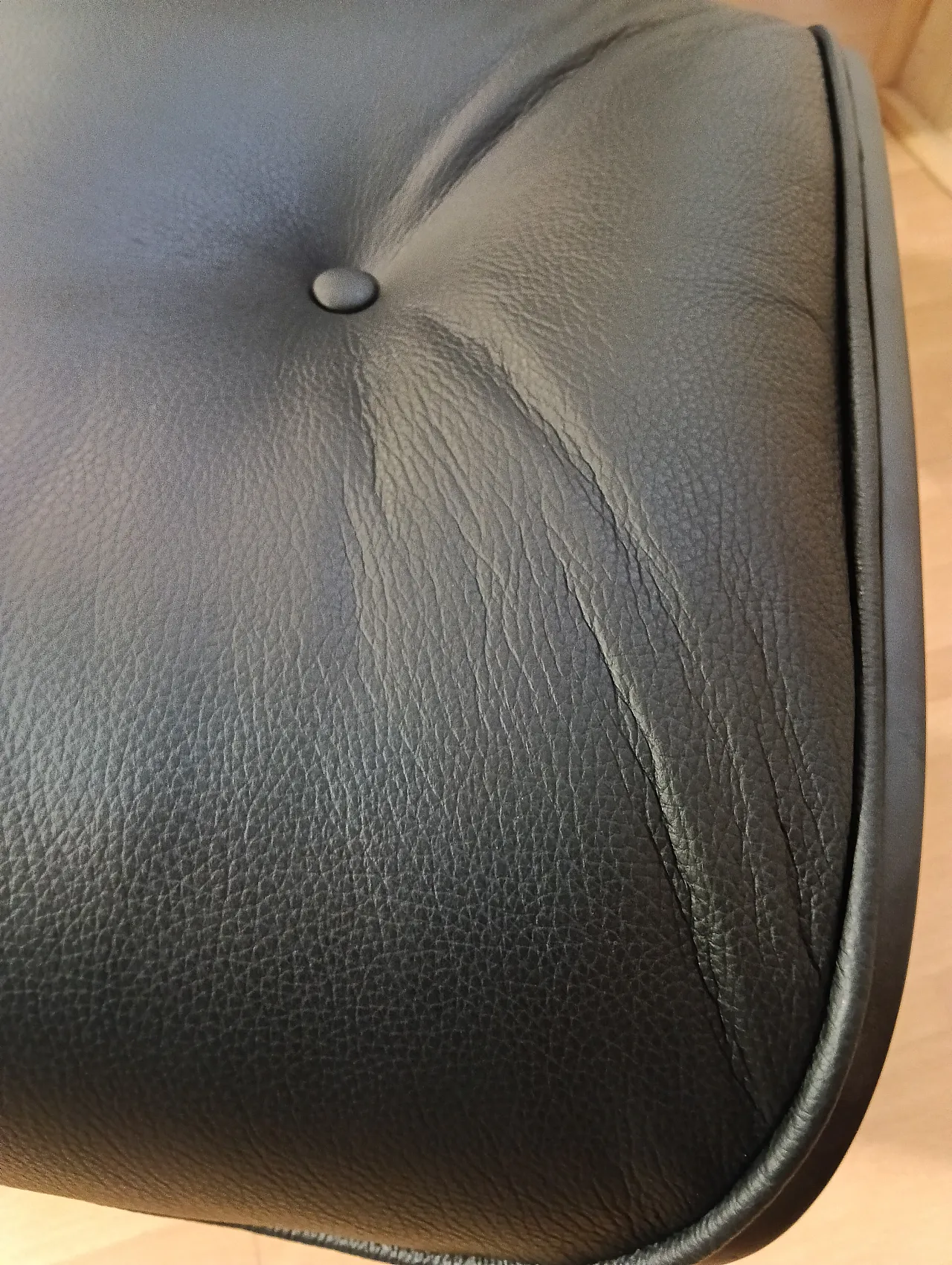 Poltrona e pouf in pelle di Charles & Ray Eames per Alivar, anni 2000 37