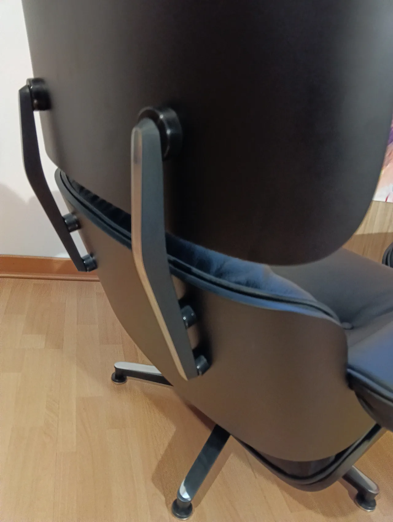 Poltrona e pouf in pelle di Charles & Ray Eames per Alivar, anni 2000 46