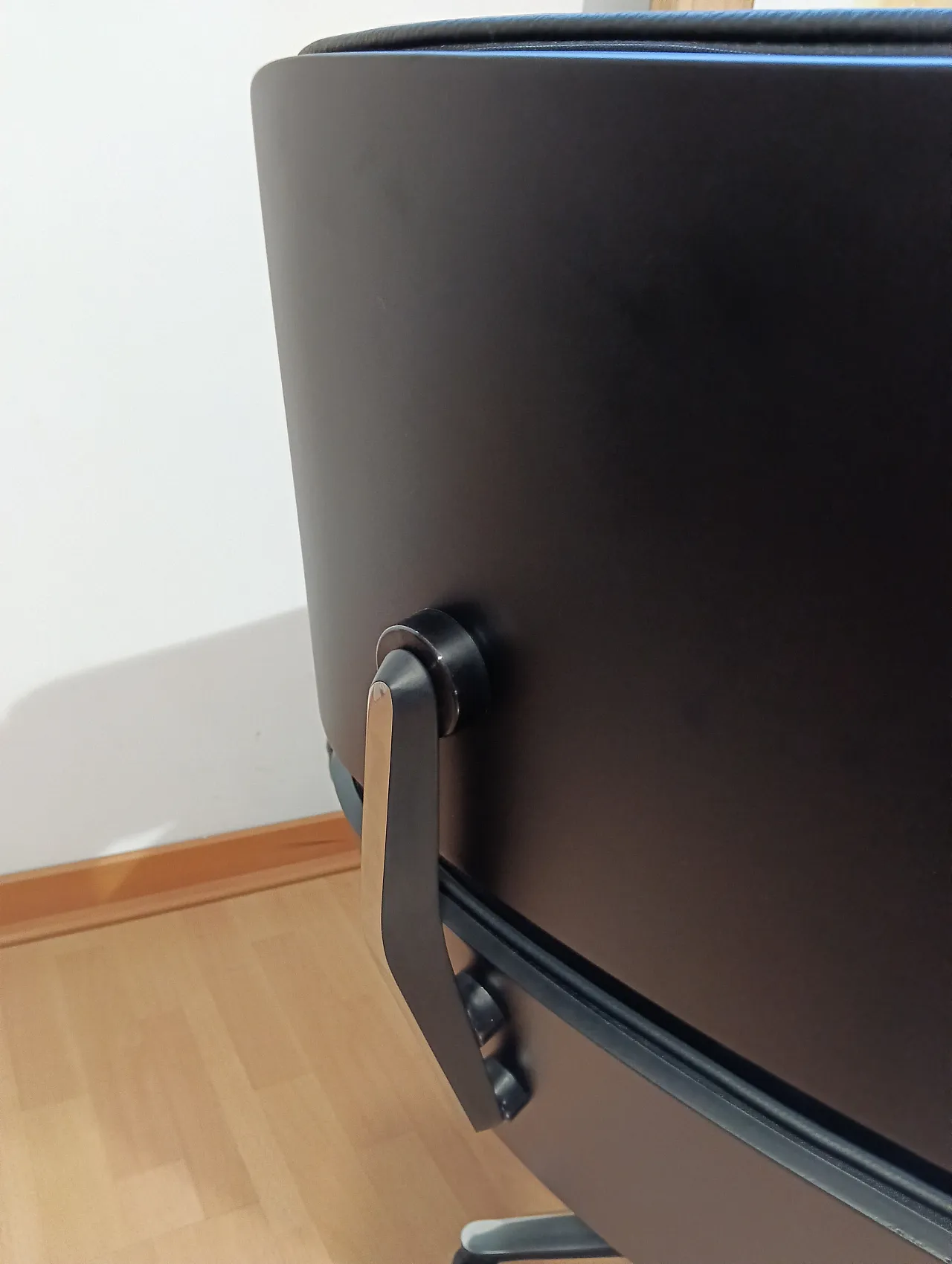 Poltrona e pouf in pelle di Charles & Ray Eames per Alivar, anni 2000 49