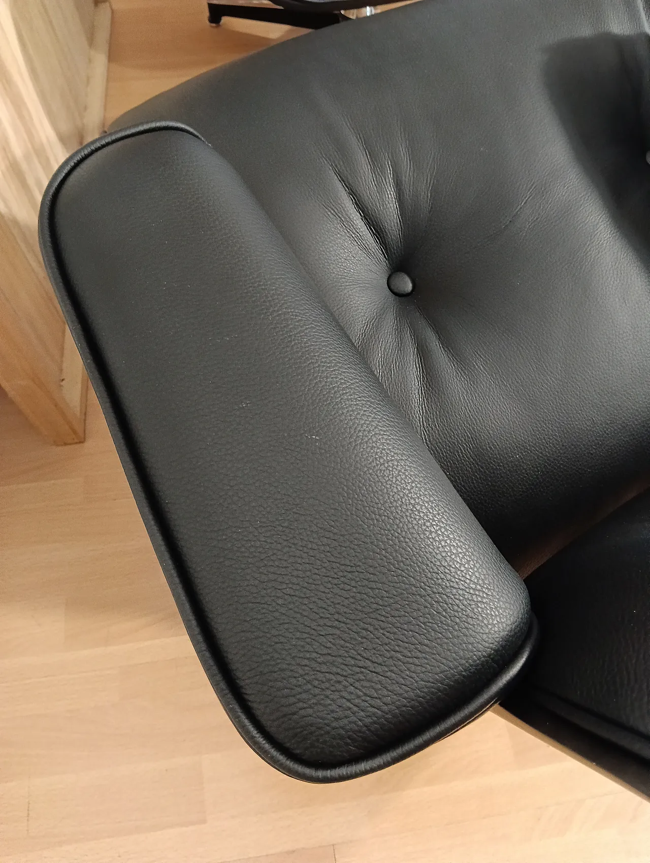 Poltrona e pouf in pelle di Charles & Ray Eames per Alivar, anni 2000 52