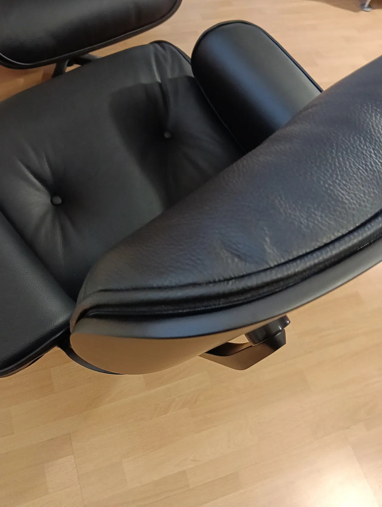 Poltrona e pouf in pelle di Charles & Ray Eames per Alivar, anni 2000 53