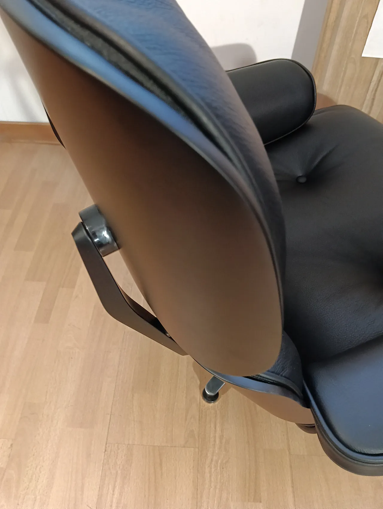 Poltrona e pouf in pelle di Charles & Ray Eames per Alivar, anni 2000 55