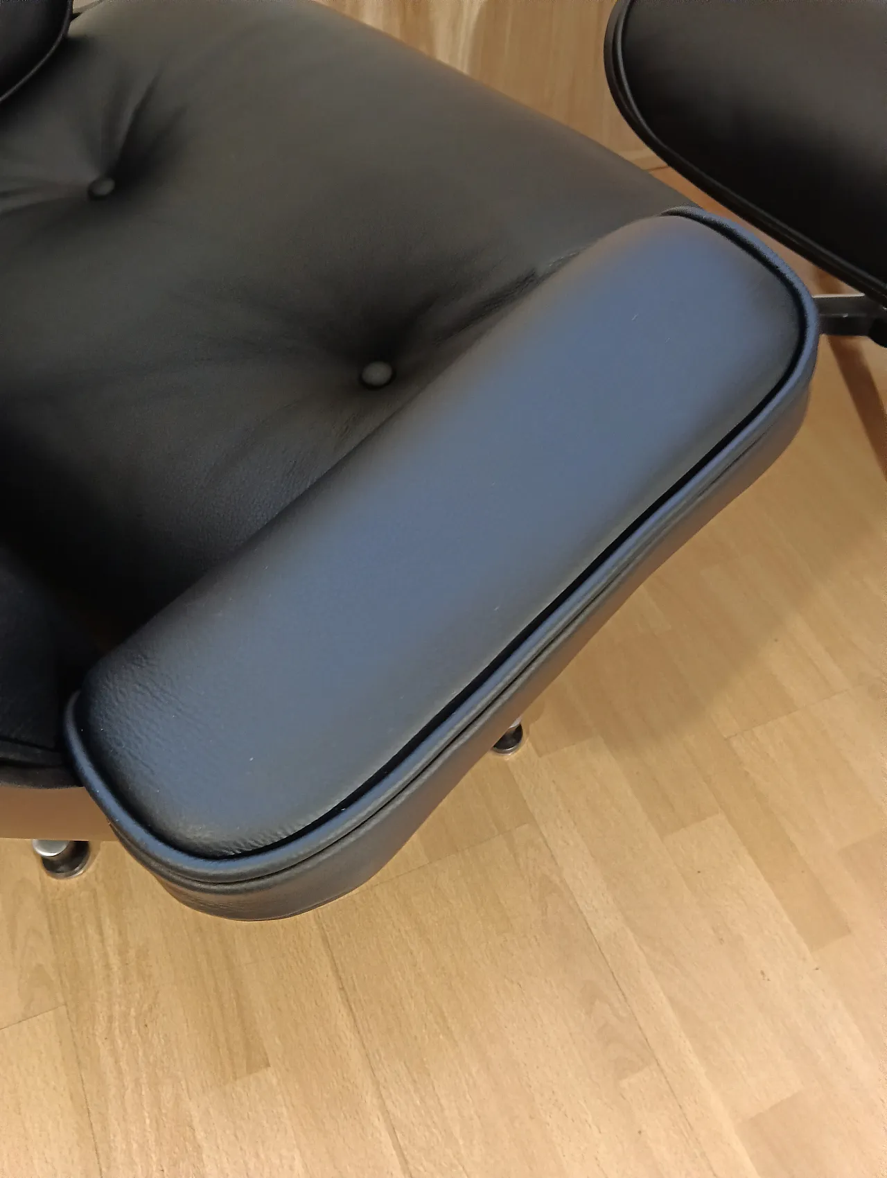 Poltrona e pouf in pelle di Charles & Ray Eames per Alivar, anni 2000 56