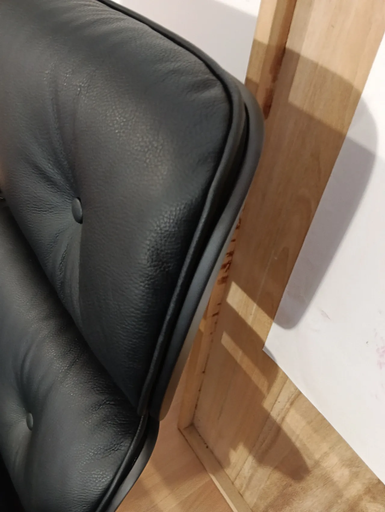 Poltrona e pouf in pelle di Charles & Ray Eames per Alivar, anni 2000 71