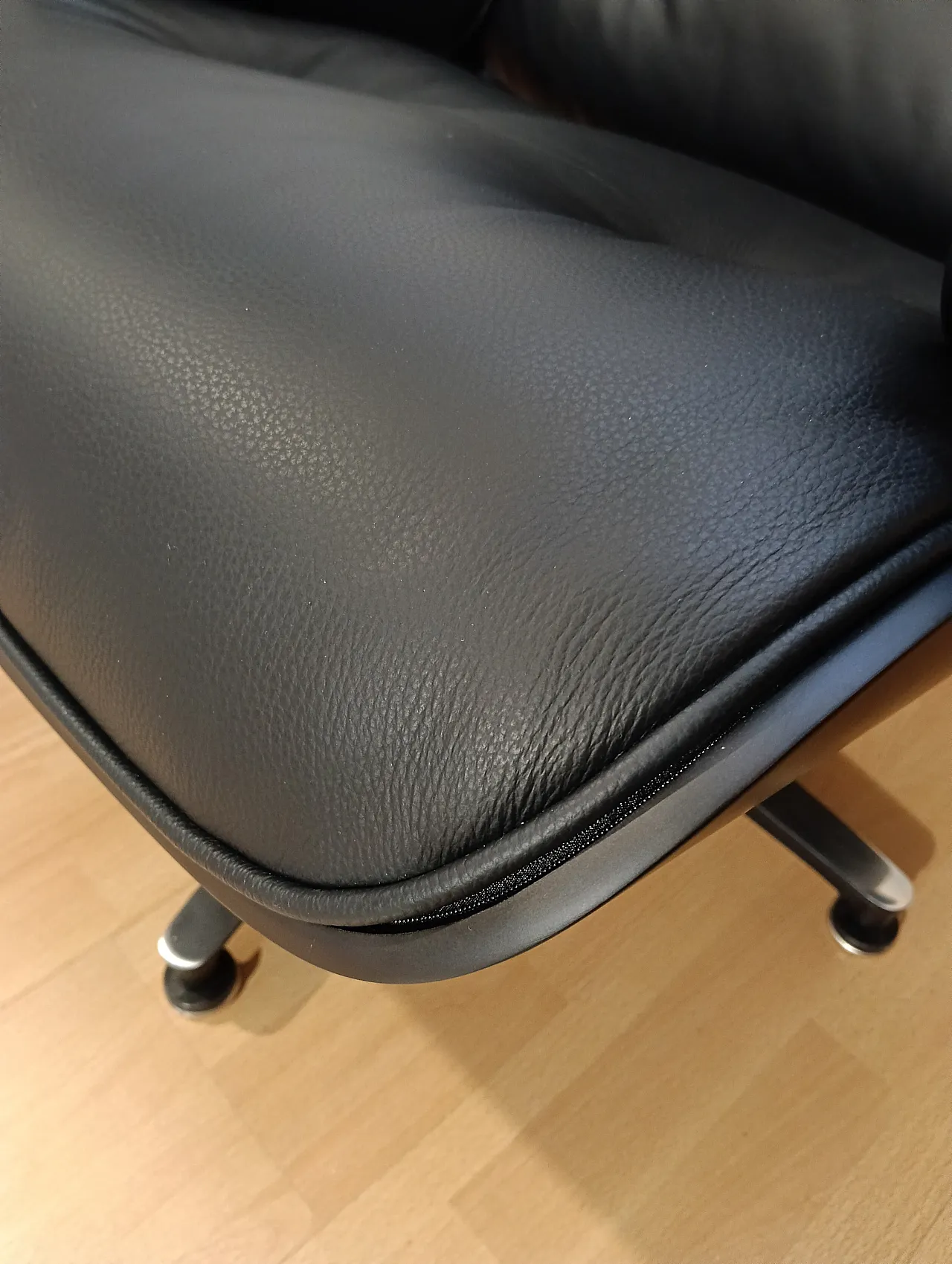 Poltrona e pouf in pelle di Charles & Ray Eames per Alivar, anni 2000 72