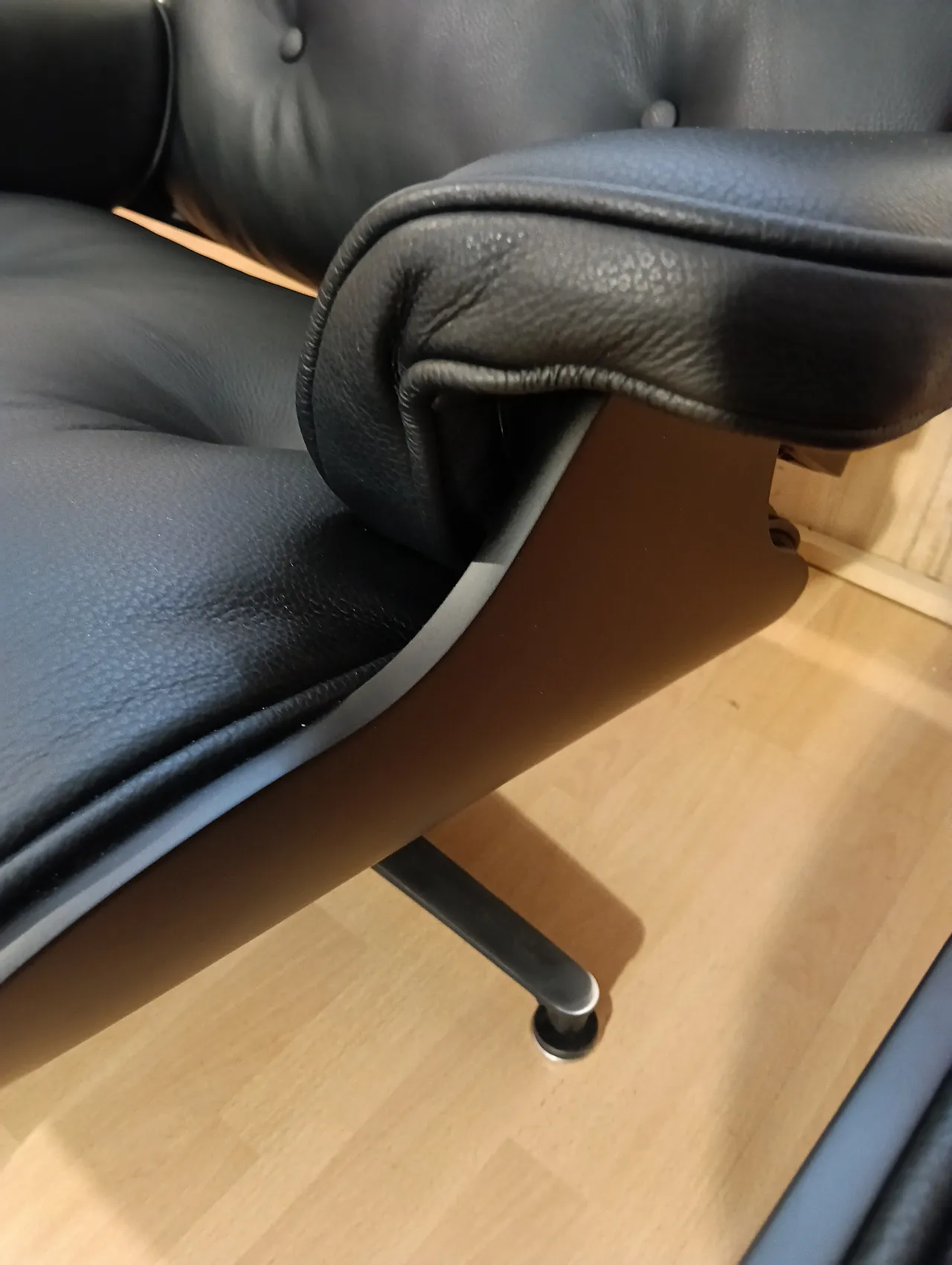 Poltrona e pouf in pelle di Charles & Ray Eames per Alivar, anni 2000 73