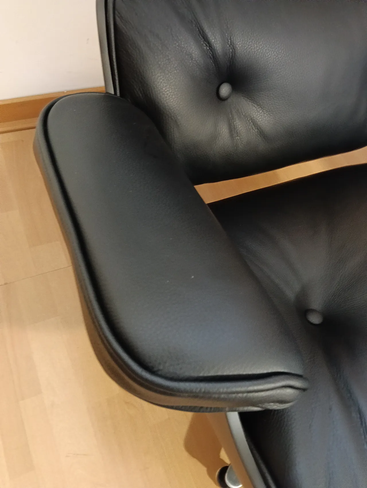 Poltrona e pouf in pelle di Charles & Ray Eames per Alivar, anni 2000 75