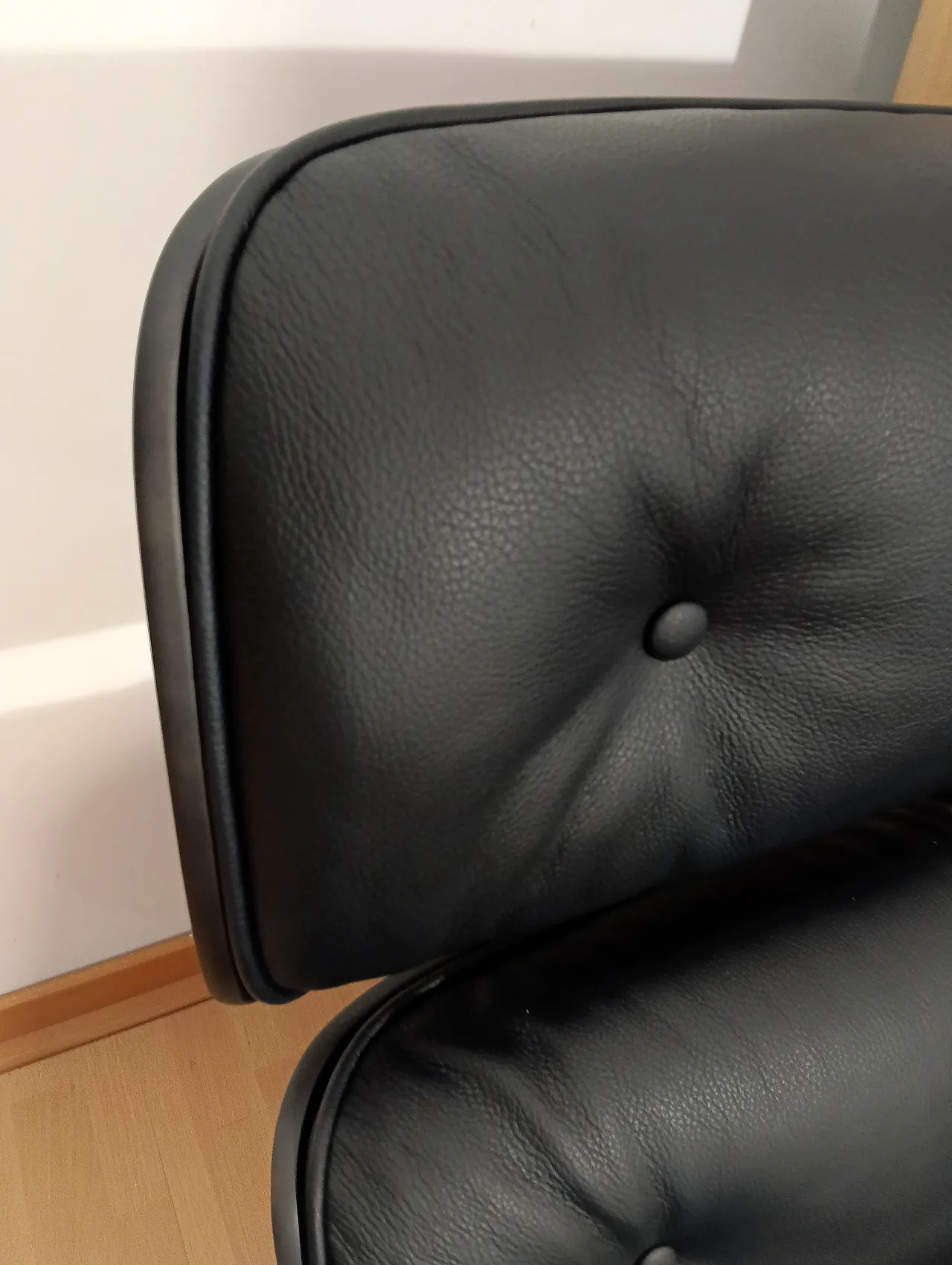 Poltrona e pouf in pelle di Charles & Ray Eames per Alivar, anni 2000 76