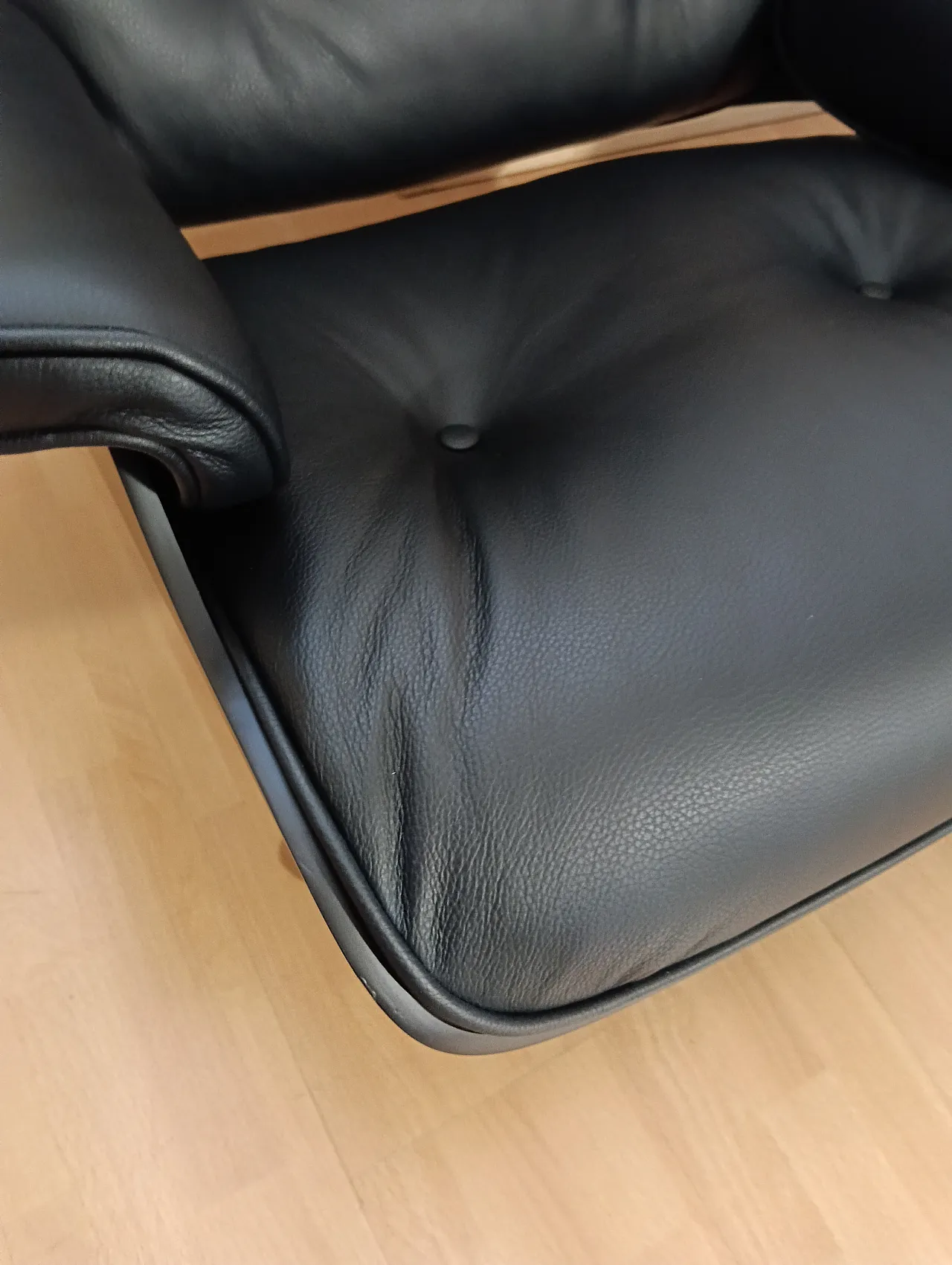 Poltrona e pouf in pelle di Charles & Ray Eames per Alivar, anni 2000 77