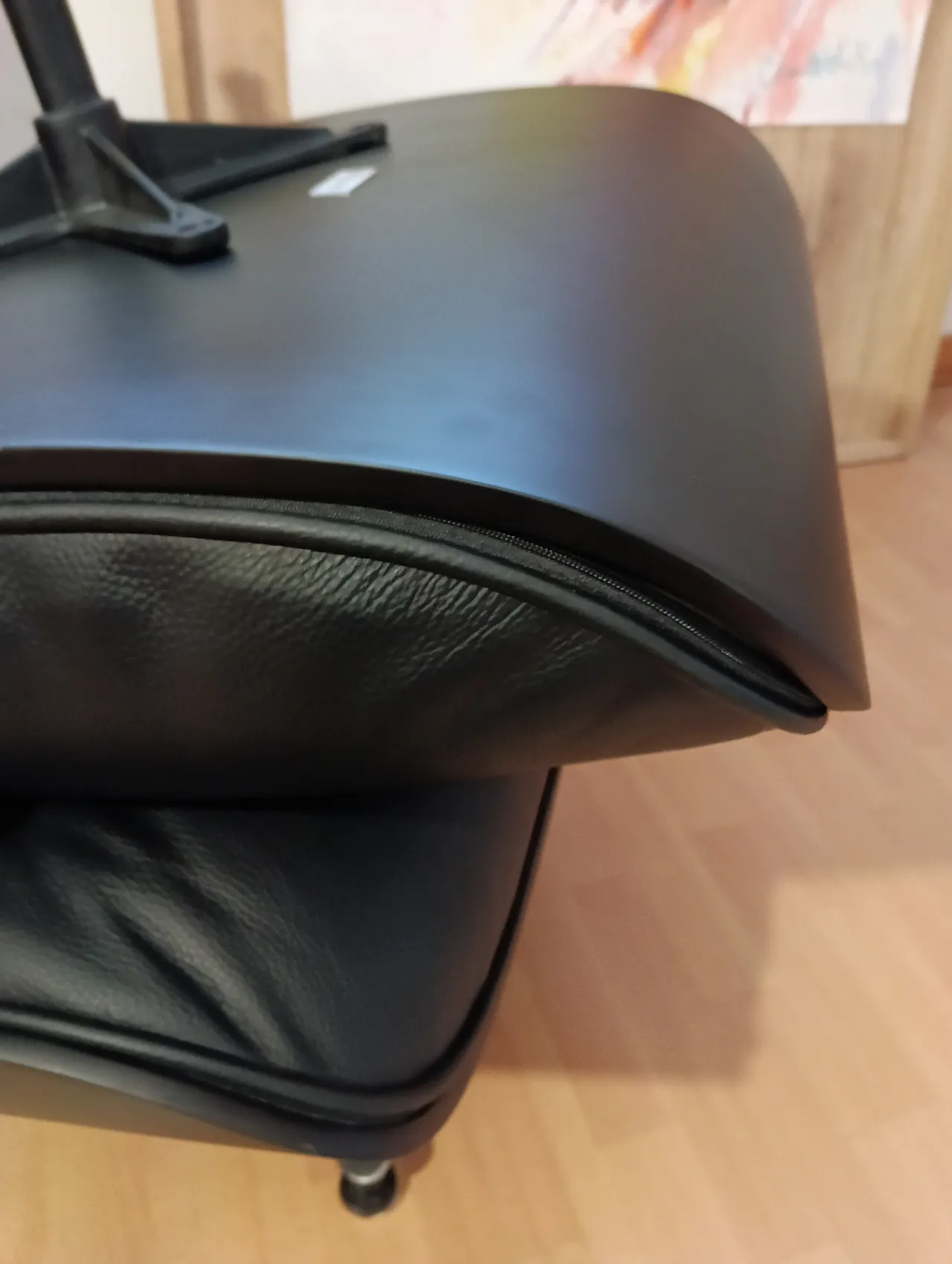 Poltrona e pouf in pelle di Charles & Ray Eames per Alivar, anni 2000 86