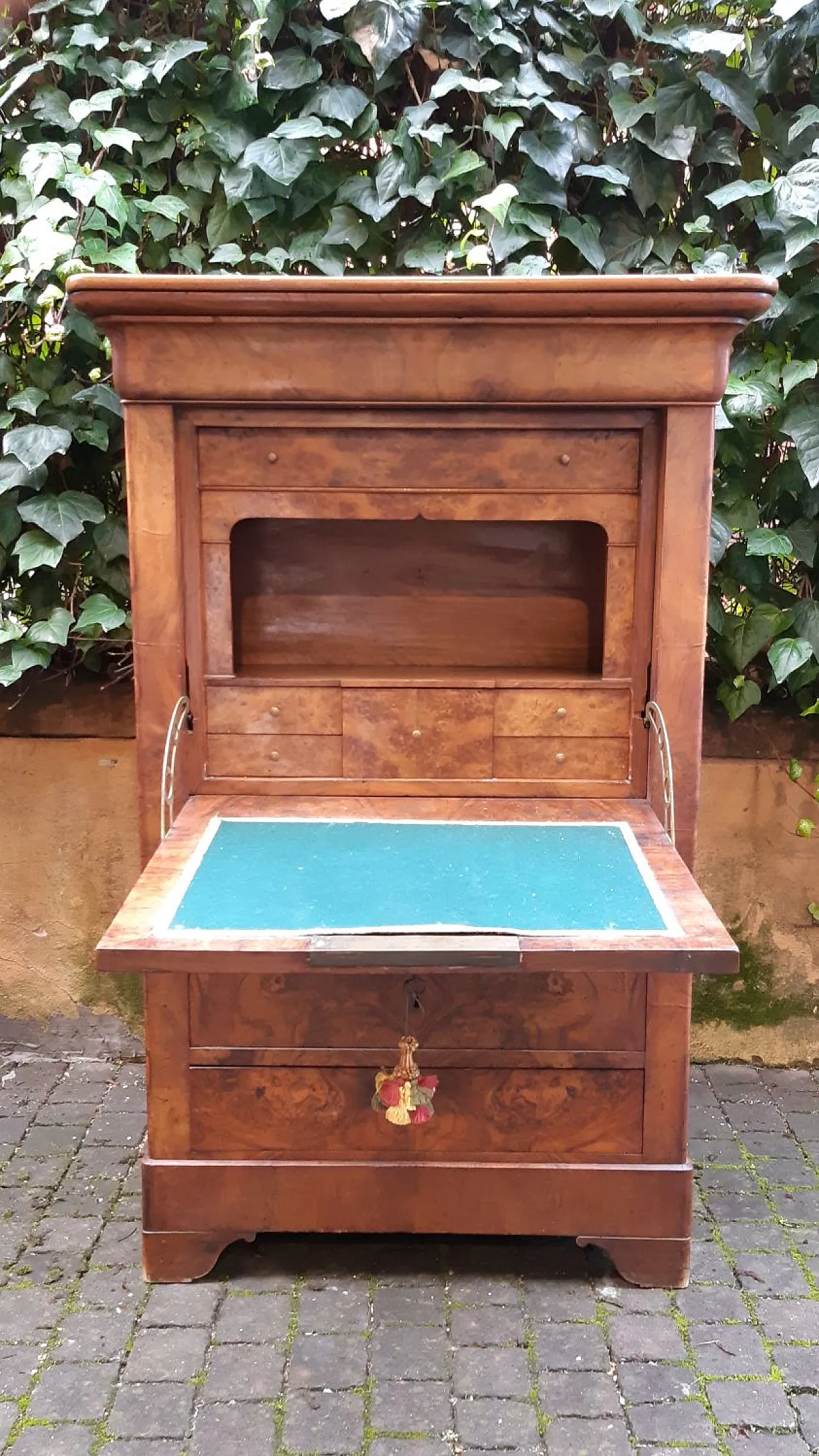 Luigi Filippo cappuccino secretary in walnut and briar, 19th century 2