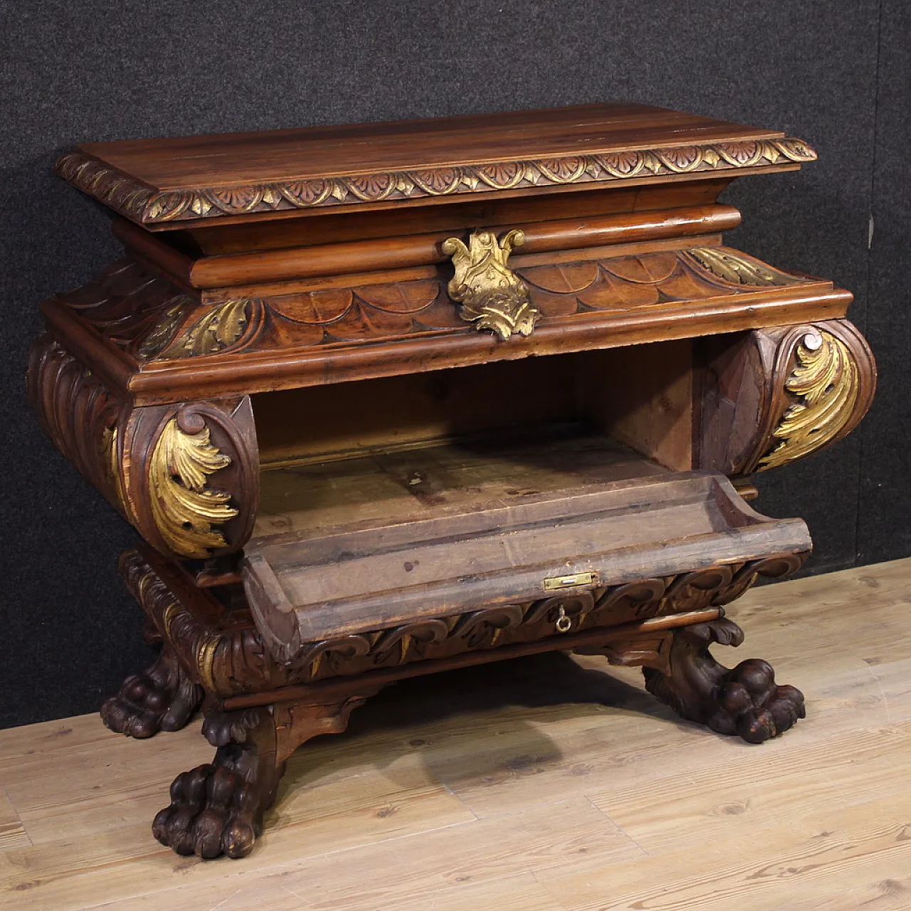 Piccola cassapanca toscana a urna scolpita e dorata, '900 4