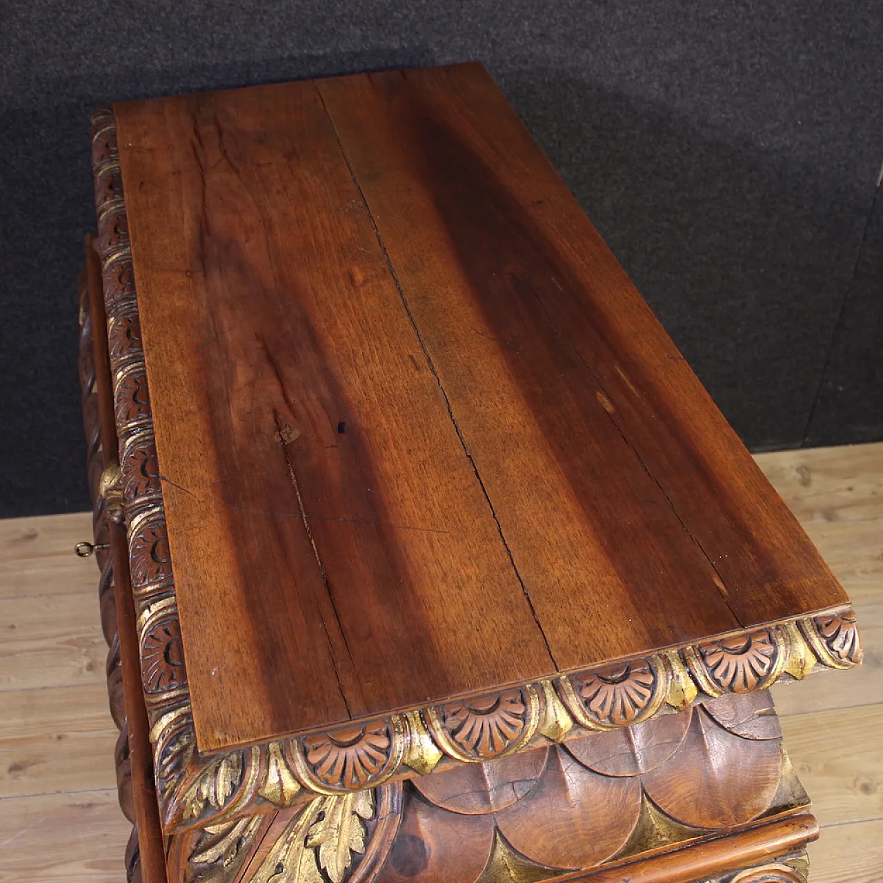 Piccola cassapanca toscana a urna scolpita e dorata, '900 9