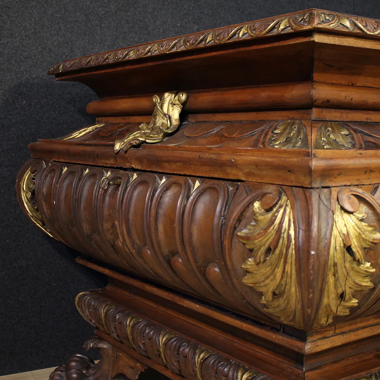 Piccola cassapanca toscana a urna scolpita e dorata, '900 10