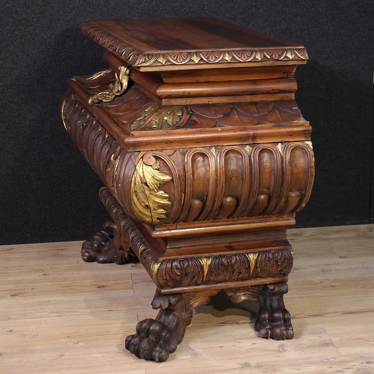 Piccola cassapanca toscana a urna scolpita e dorata, '900 12