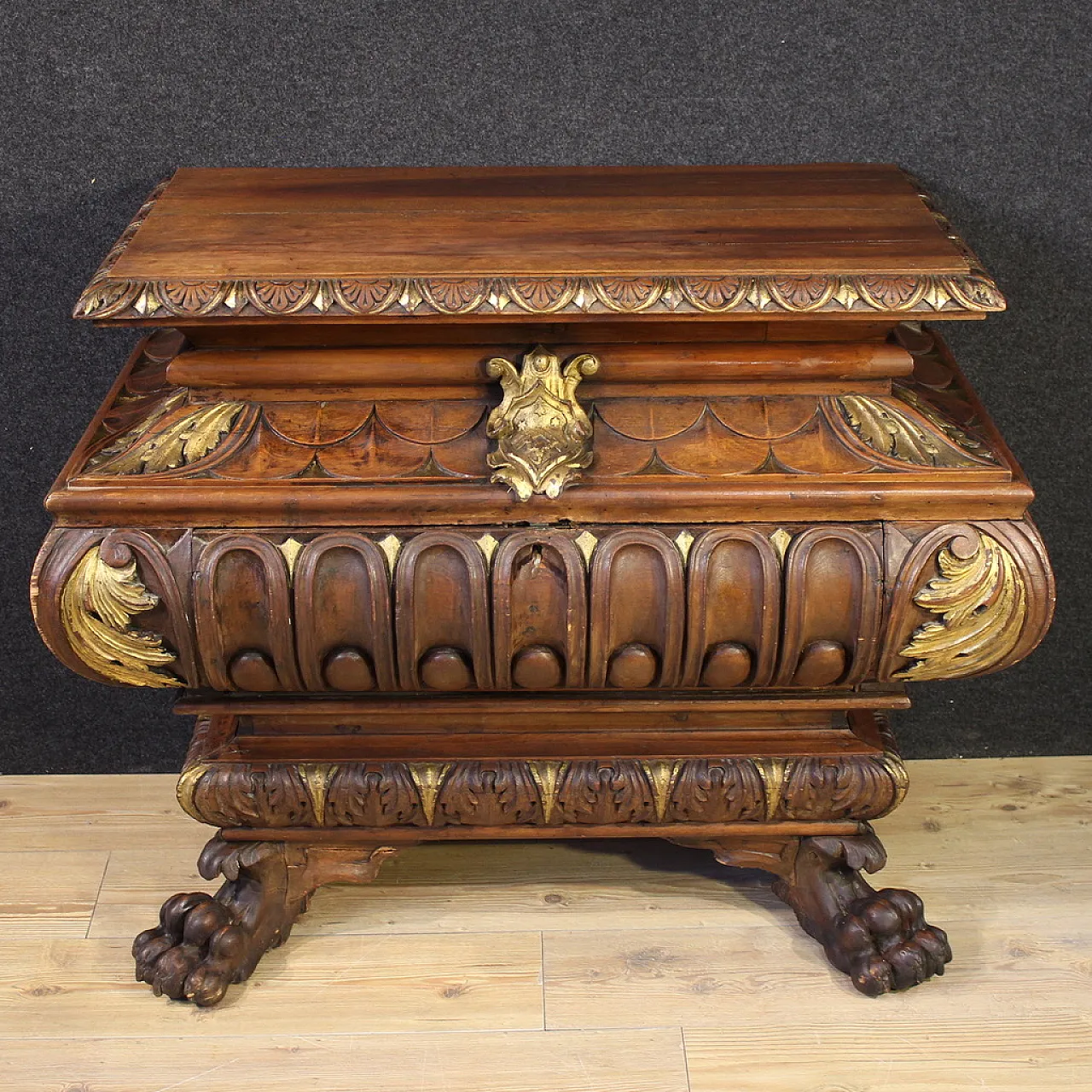 Piccola cassapanca toscana a urna scolpita e dorata, '900 13