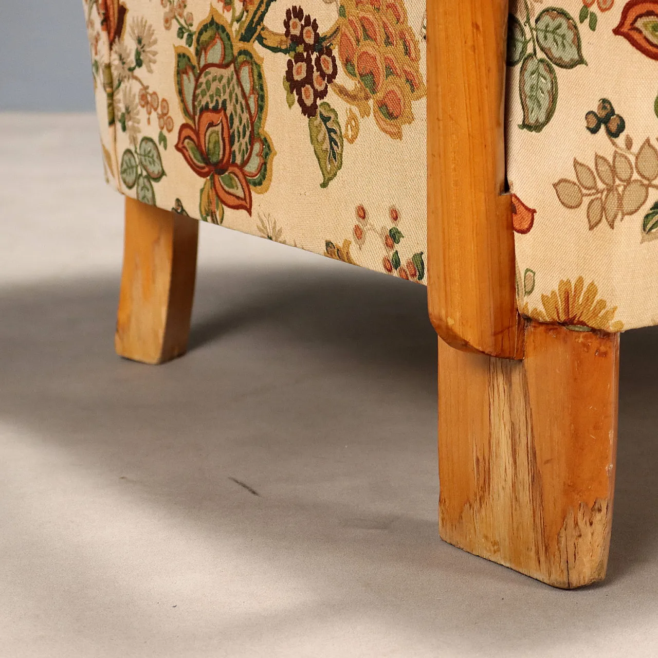 Poltrona con imbottitura a molle e legno di faggio, '900 6