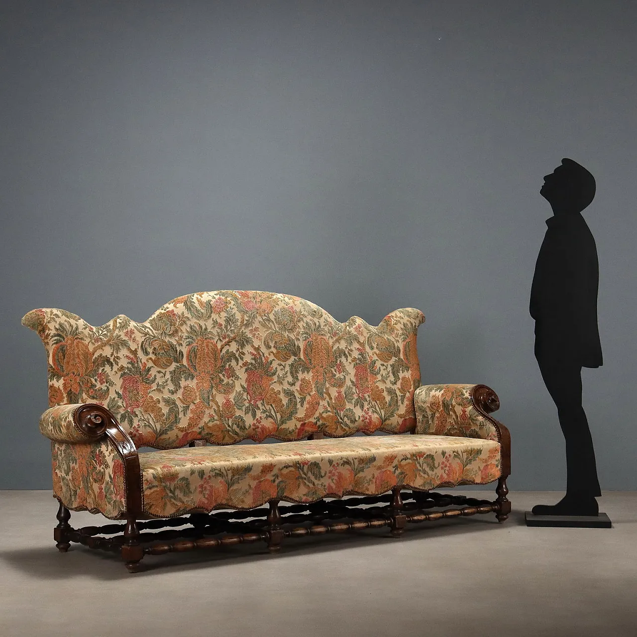 Divano barocco in noce e tessuto ricamato, fine '700 2