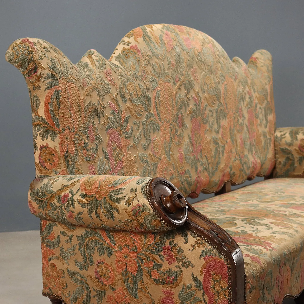 Divano barocco in noce e tessuto ricamato, fine '700 3