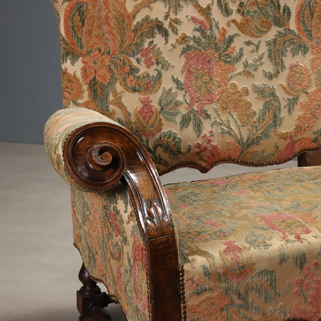 Divano barocco in noce e tessuto ricamato, fine '700 5