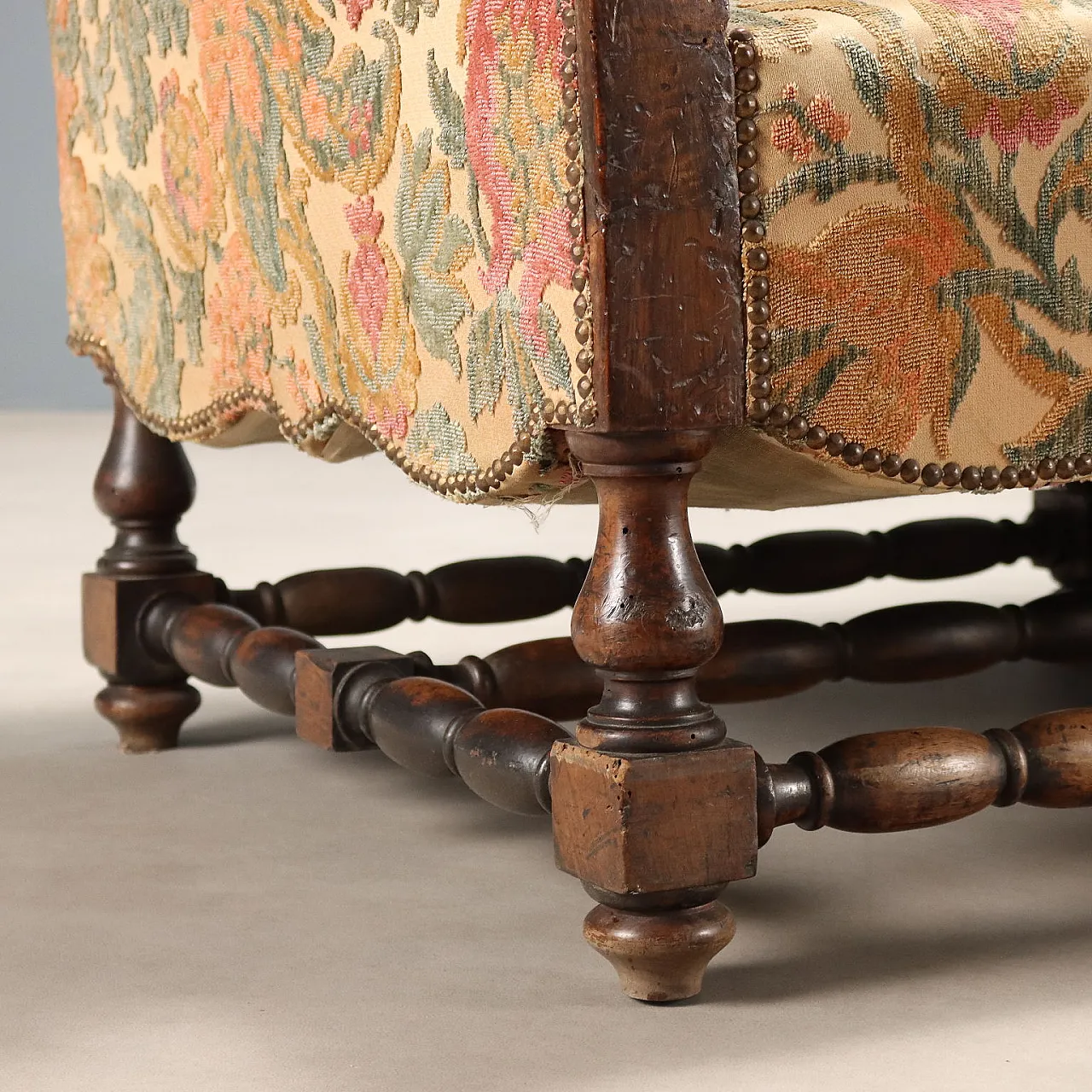 Divano barocco in noce e tessuto ricamato, fine '700 7