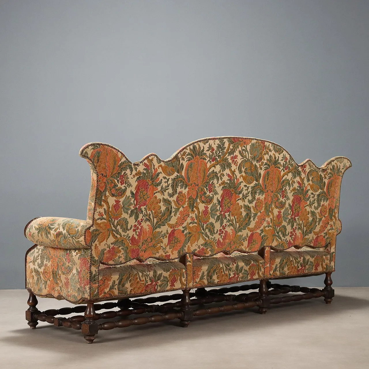 Divano barocco in noce e tessuto ricamato, fine '700 9