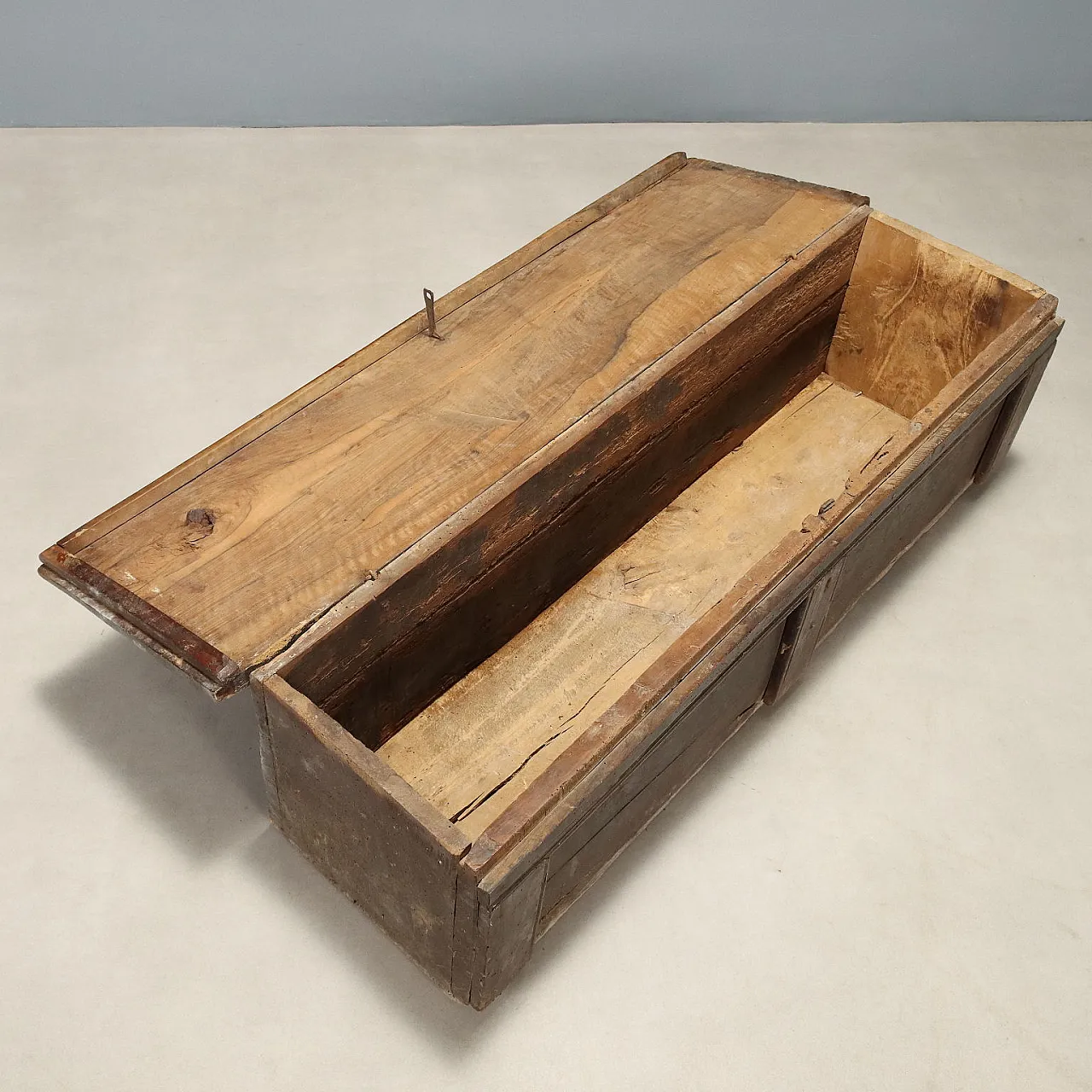 Walnut chest, 17th century 3