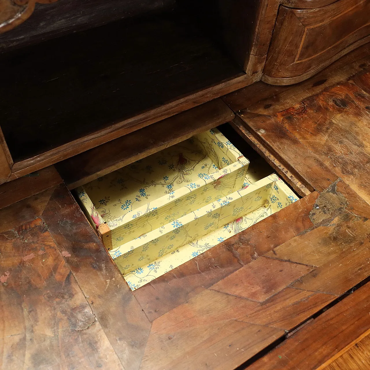 Cassettone barocco in noce, acero, olivo, abete e bronzo, '600 6