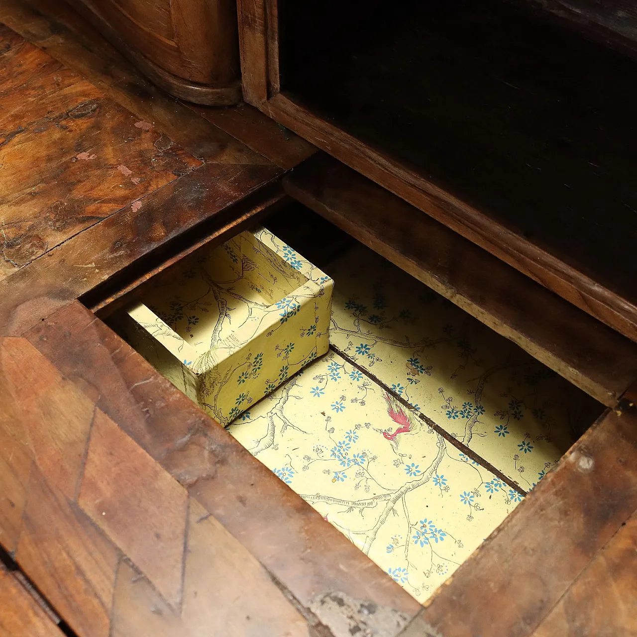 Cassettone barocco in noce, acero, olivo, abete e bronzo, '600 7