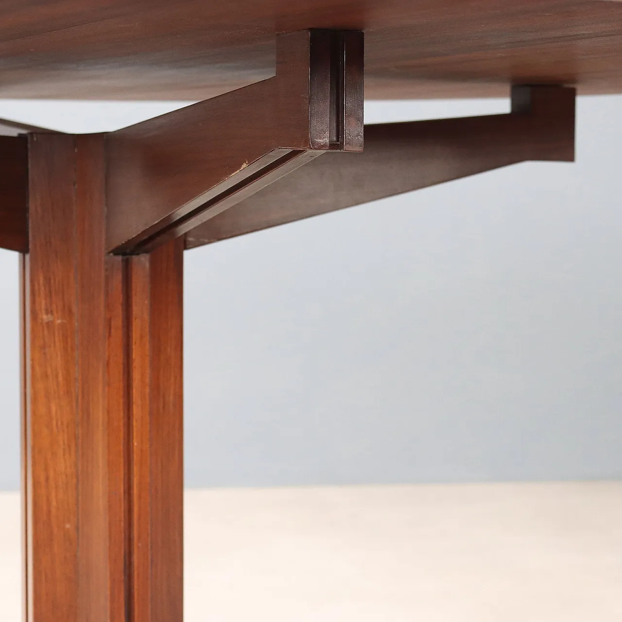 Tavolo impiallacciato in legno esotico con piedini in metallo, '900 3